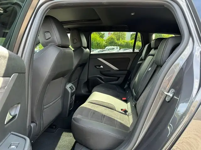 Opel Astra view 7