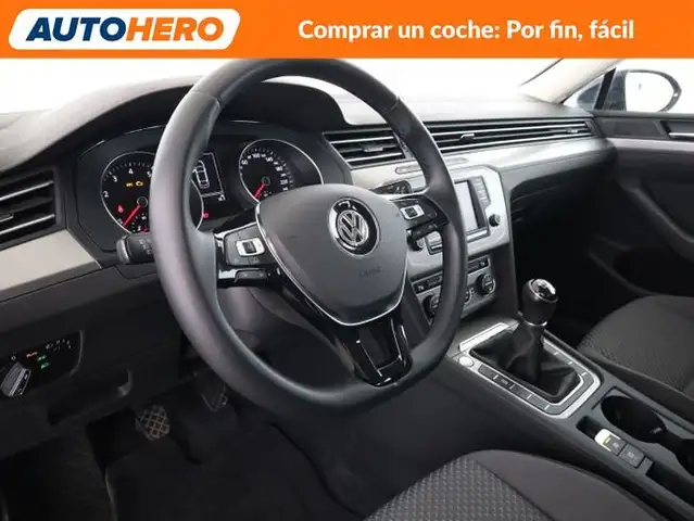 Volkswagen Passat view 12