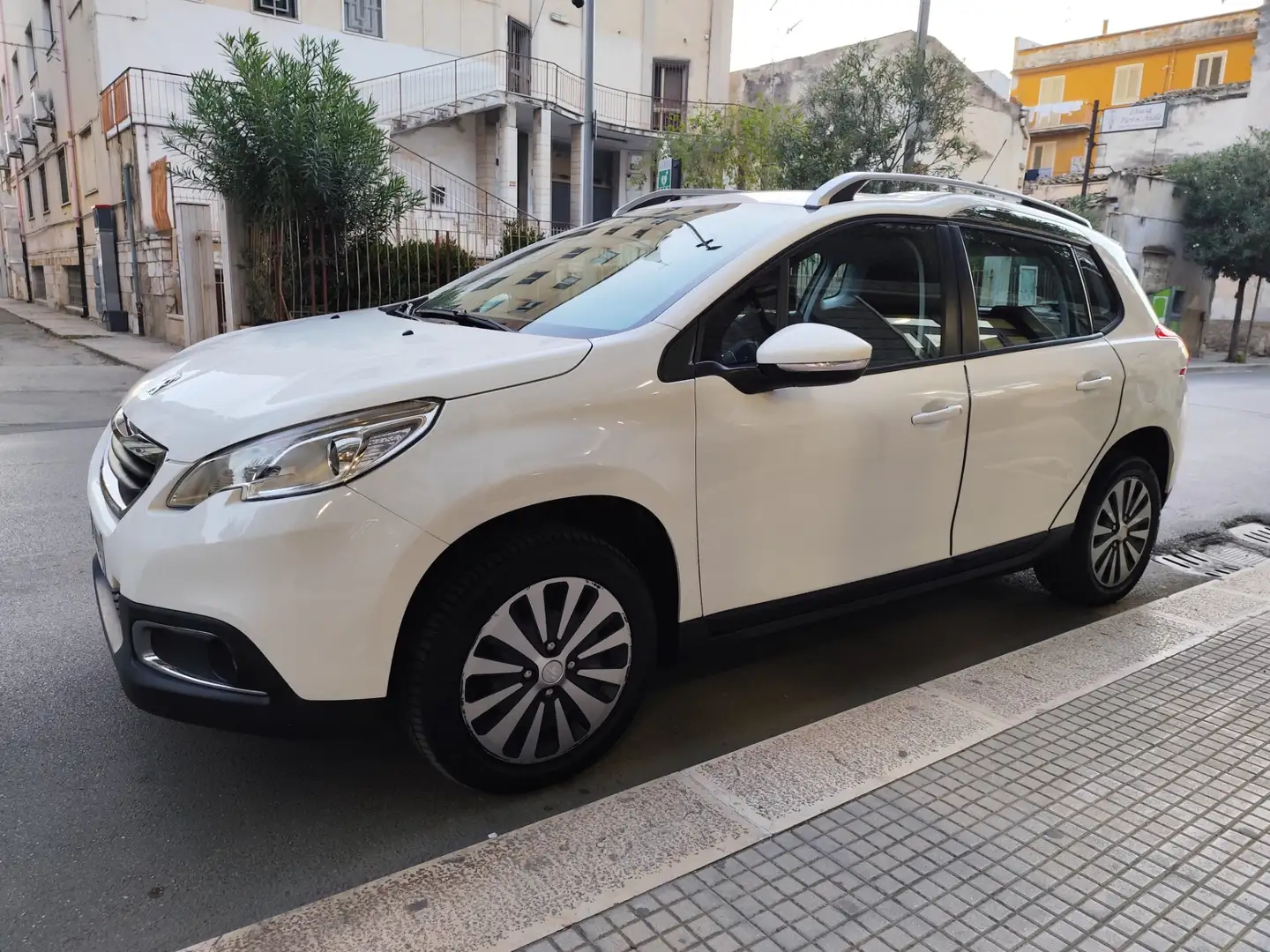 Peugeot 2008 1.6 e-HDi 92CV CAMBIO AUTOMATICO Bianco - 2