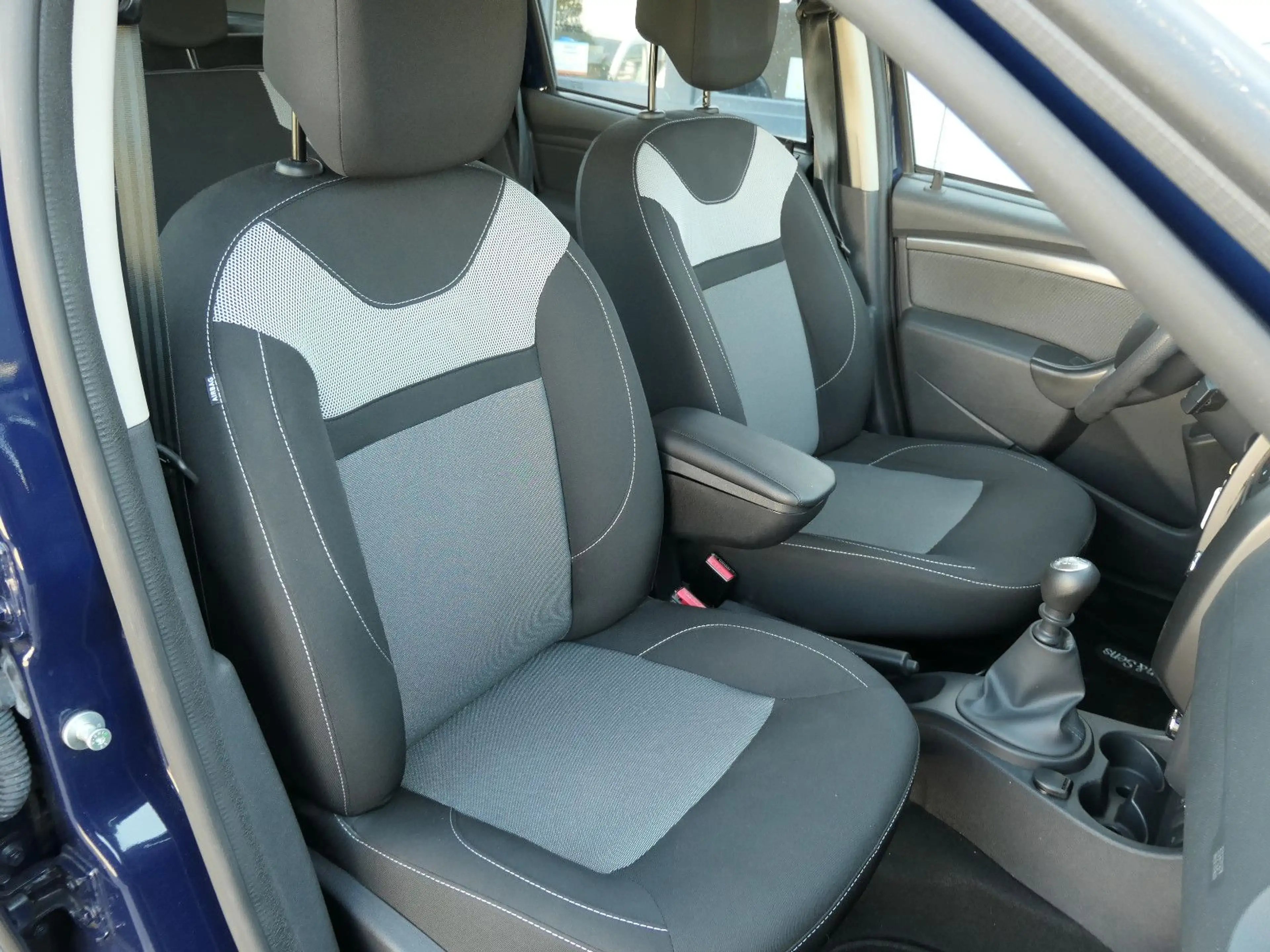 Dacia Duster I Laureate 4x2 // 1.Hd., Scheckh., Temp. — photo 11