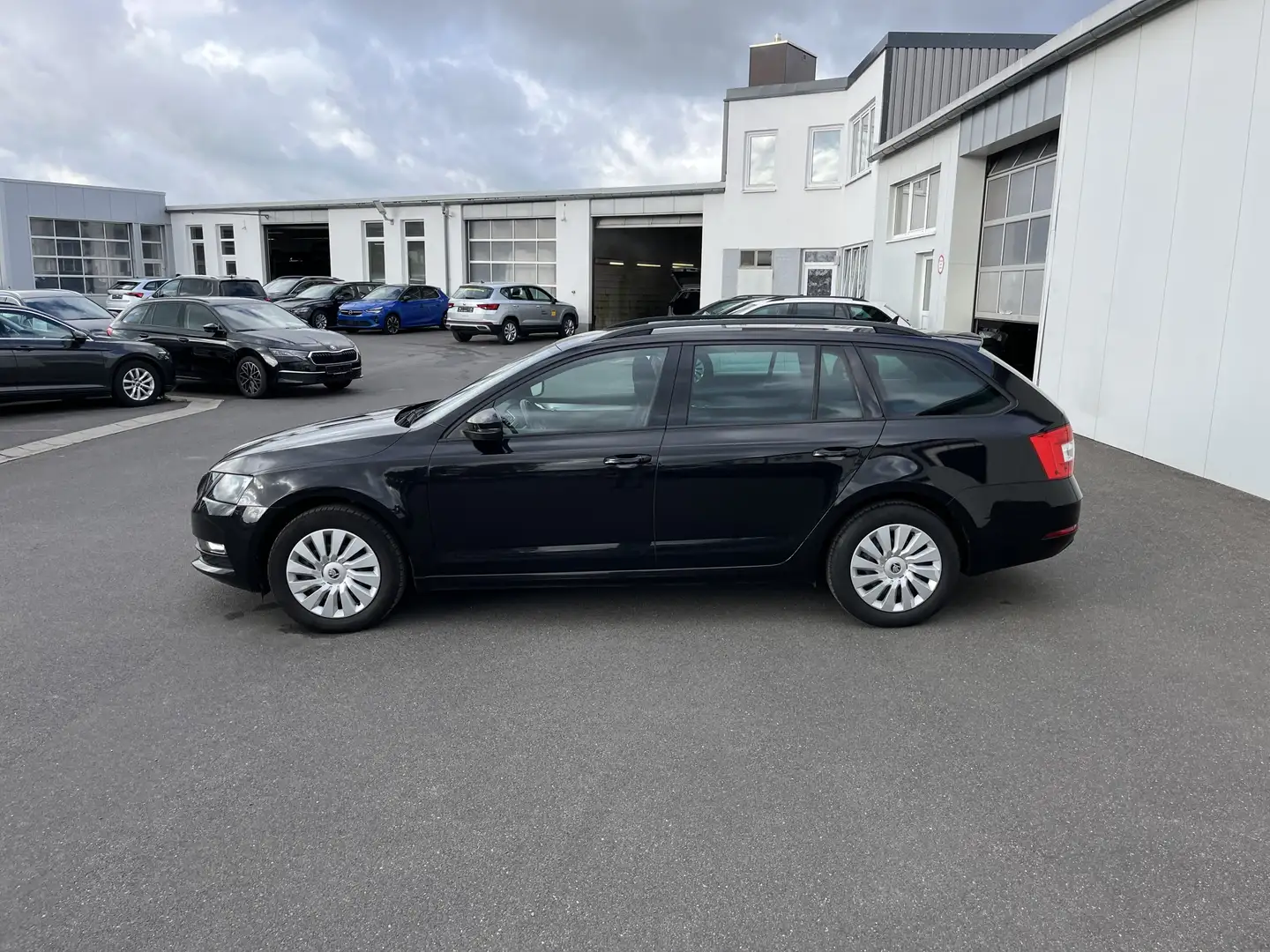 Skoda Octavia Combi 2.0 TDI Ambition 110€ m. 20% Anzahlung Nav Schwarz - 2