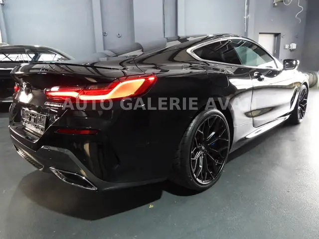 BMW 8 Series view 4