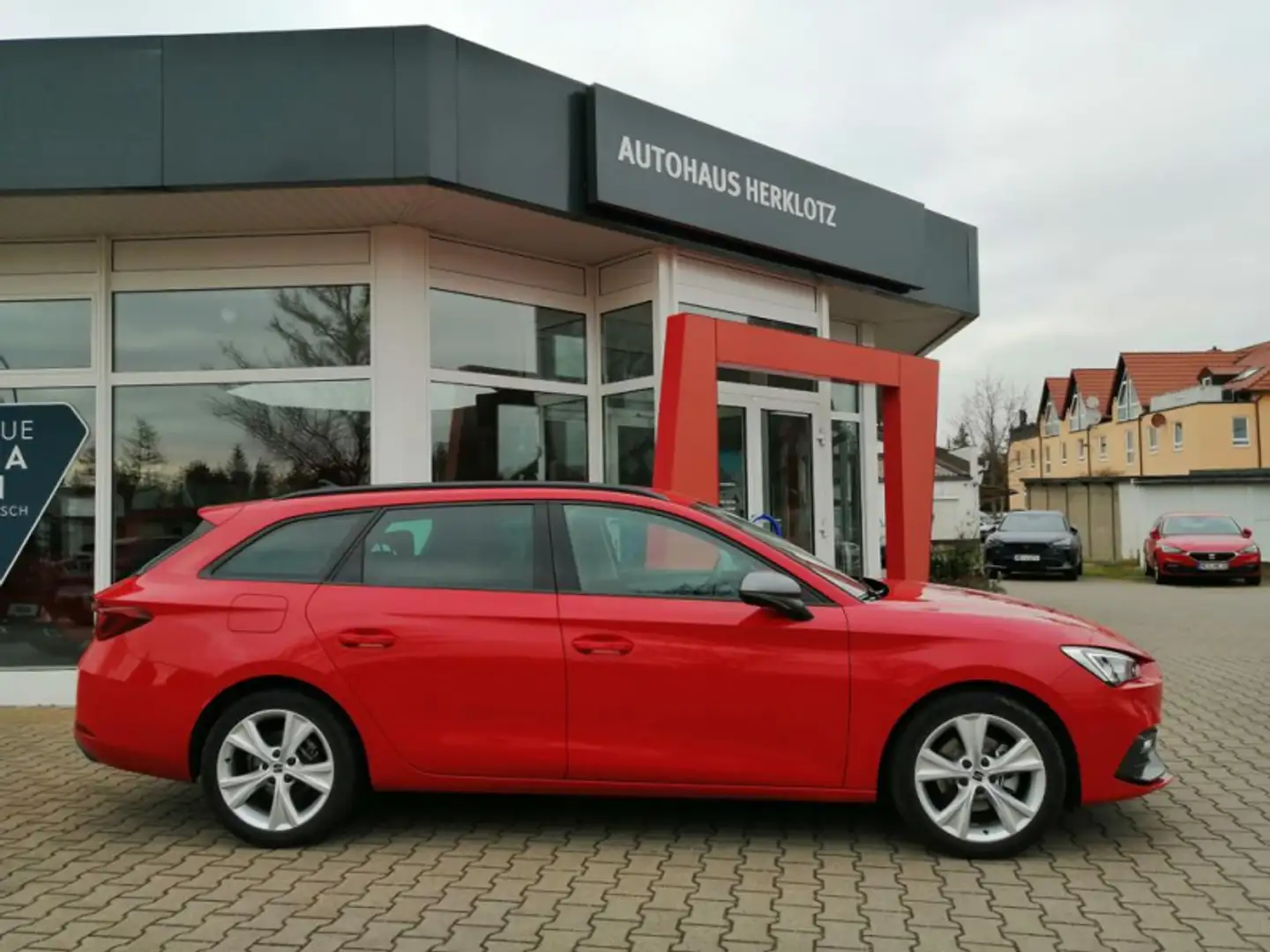 SEAT Leon Leon Sportstourer 1.0 eTSI DSG FR 81 kW / 110 PS A - 2