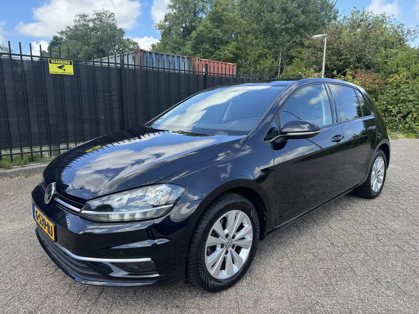 Volkswagen Golf 1.6 TDI DSG Comfortline CarPlay/Clima/ACC/Navi Zwart - 1