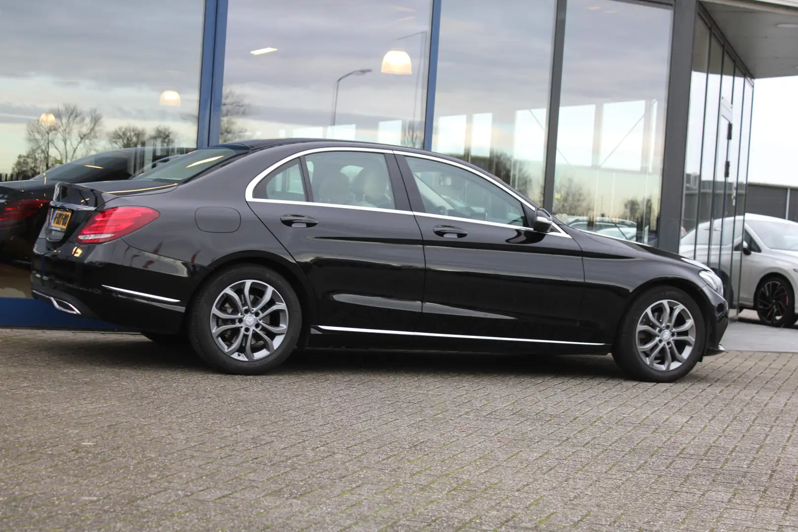 Mercedes-Benz C 180 AUT7 Ambition Avantgarde LEDER NAVI COMAND TREKHAA Zwart - 2