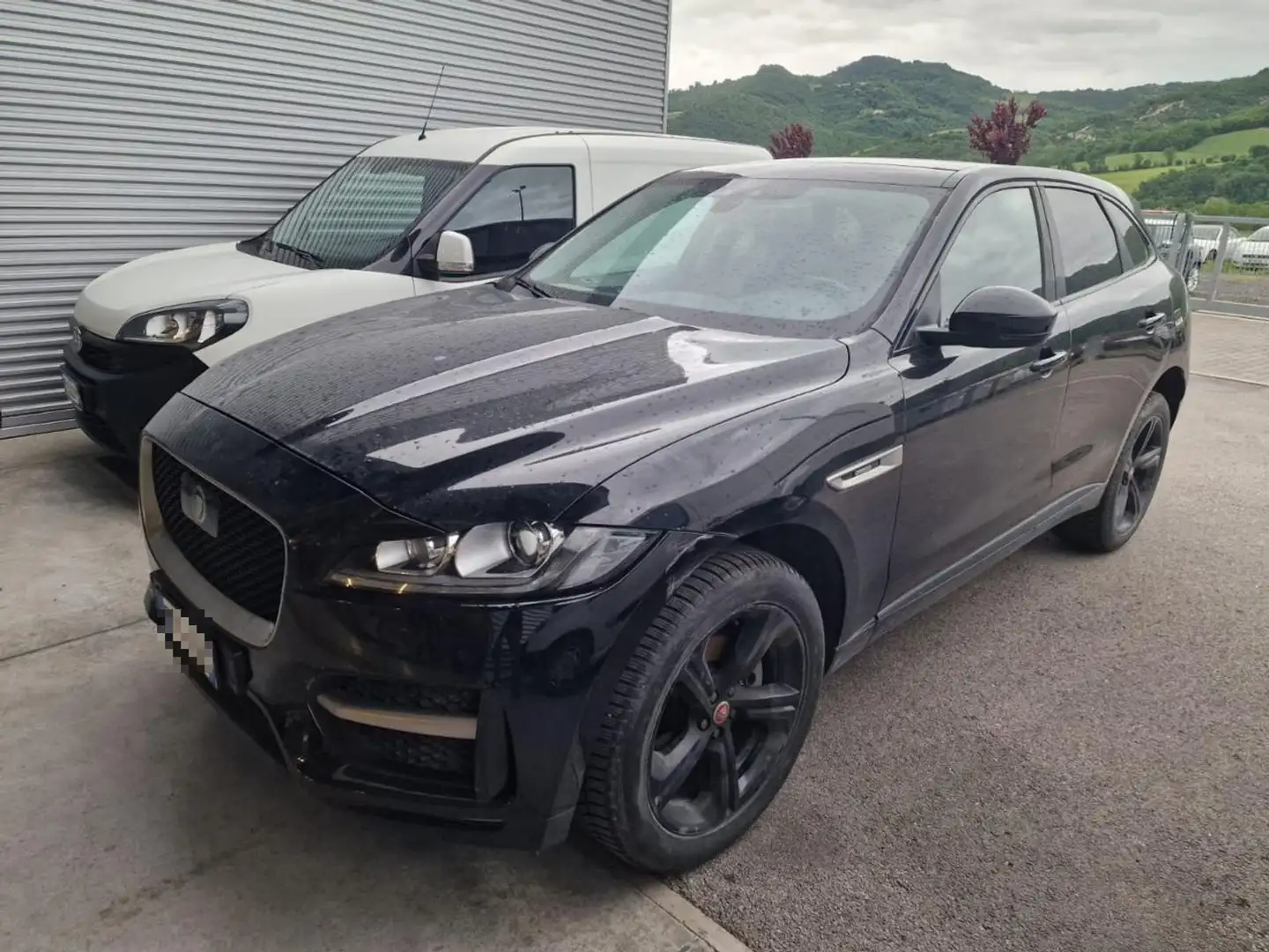 Jaguar F-Pace 2.0 D 180 CV AWD aut. R-Sport *MOTORE ROTTO* Nero - 1