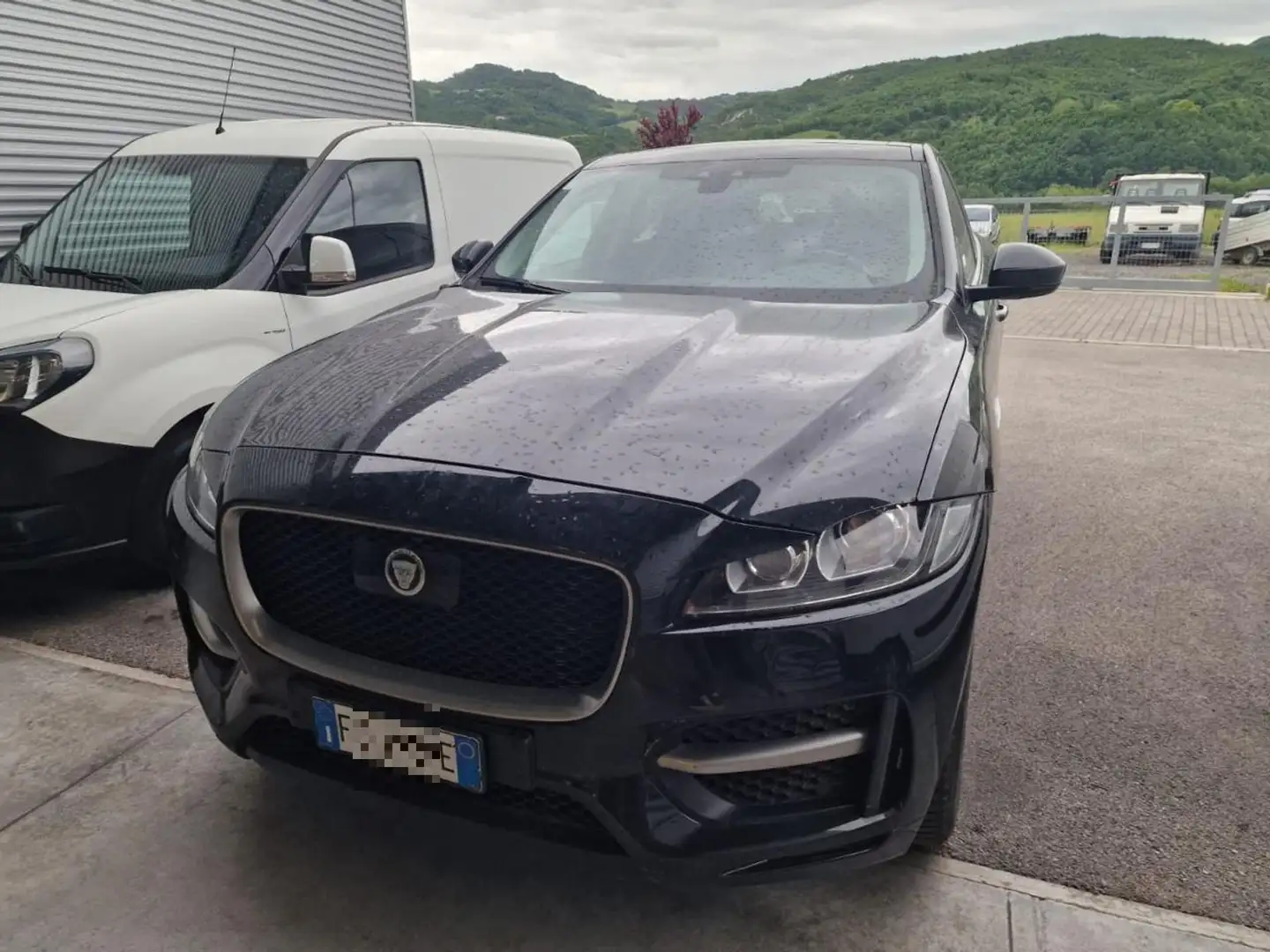 Jaguar F-Pace 2.0 D 180 CV AWD aut. R-Sport *MOTORE ROTTO* Nero - 2