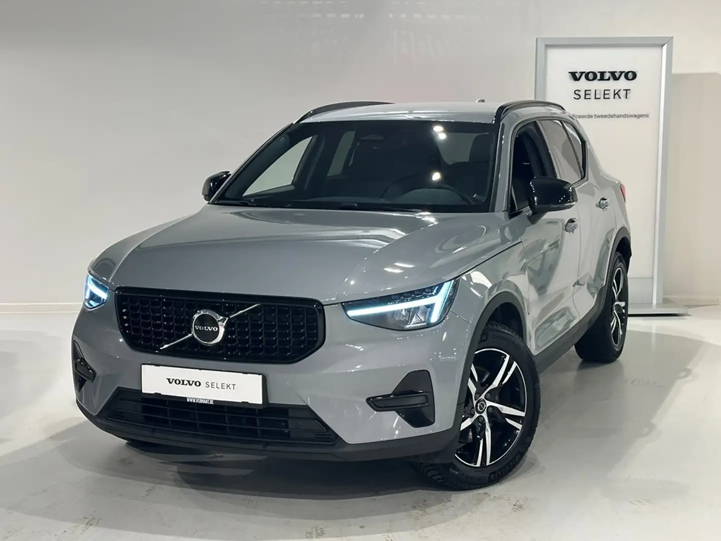Volvo XC40 B3 Mild Hybride Dark Plus Grijs - 1