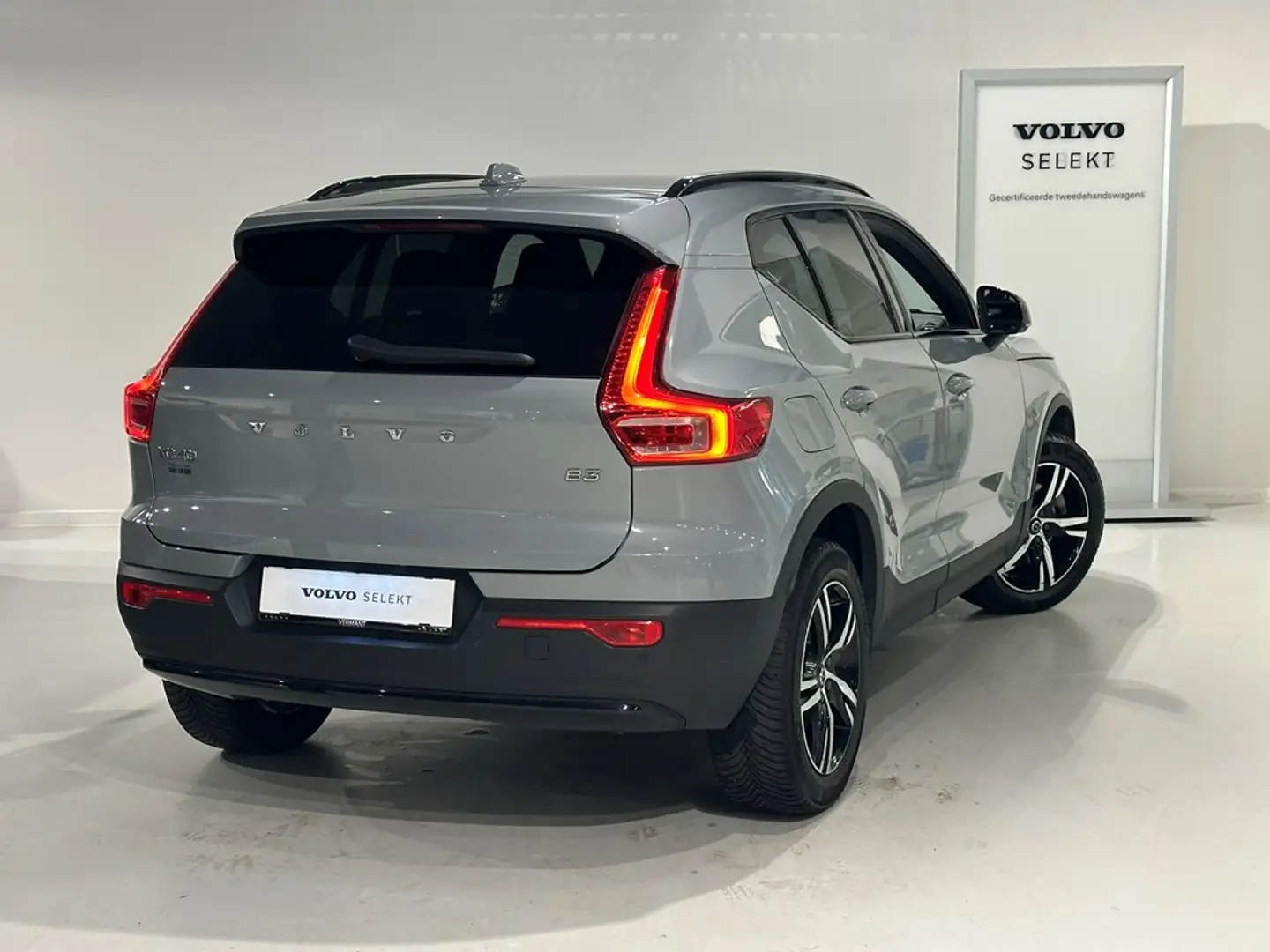 Volvo XC40 B3 Mild Hybride Dark Plus Grijs - 2