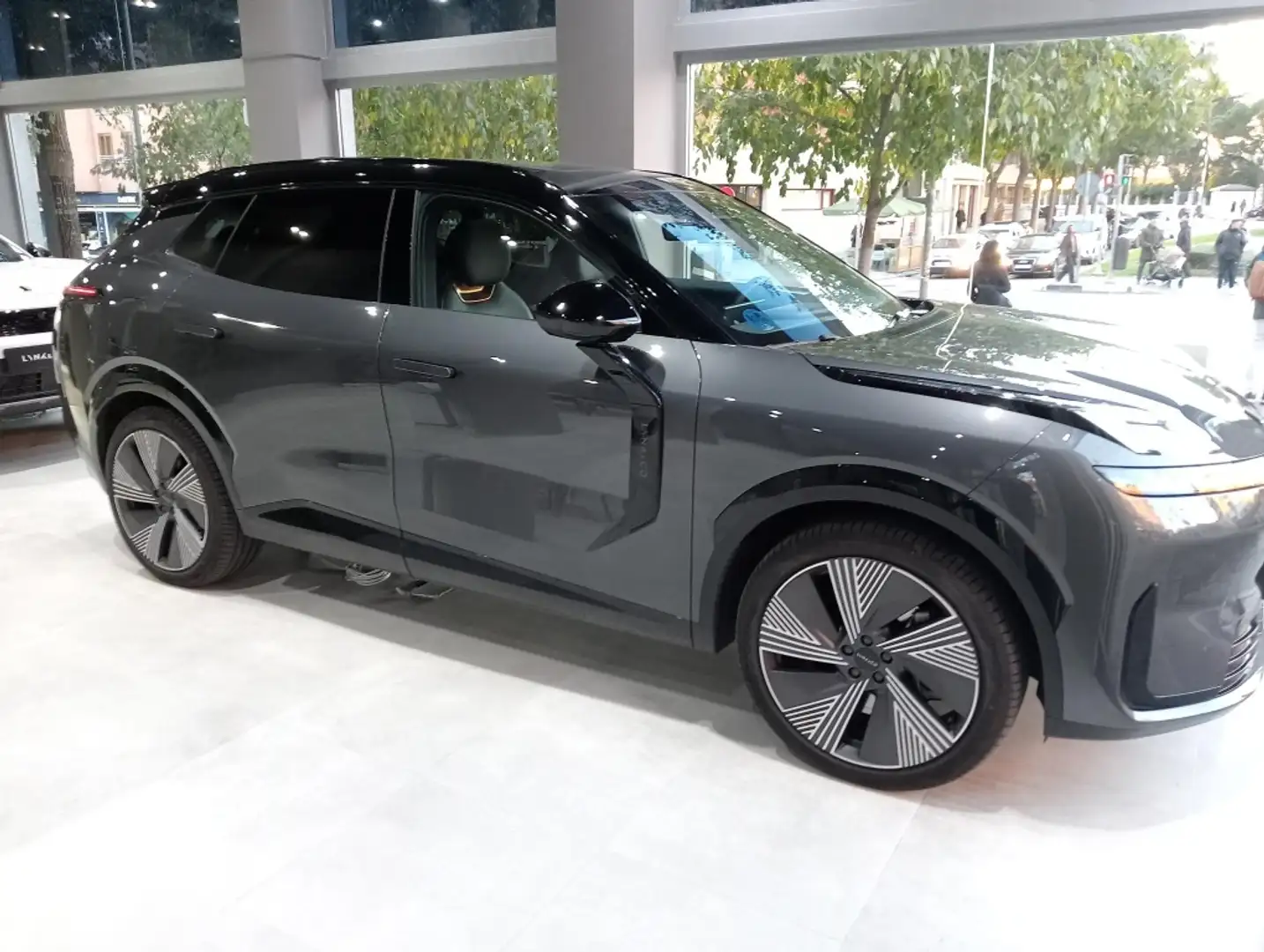 Lynk & Co 08 1.5 PHEV More Gris - 1
