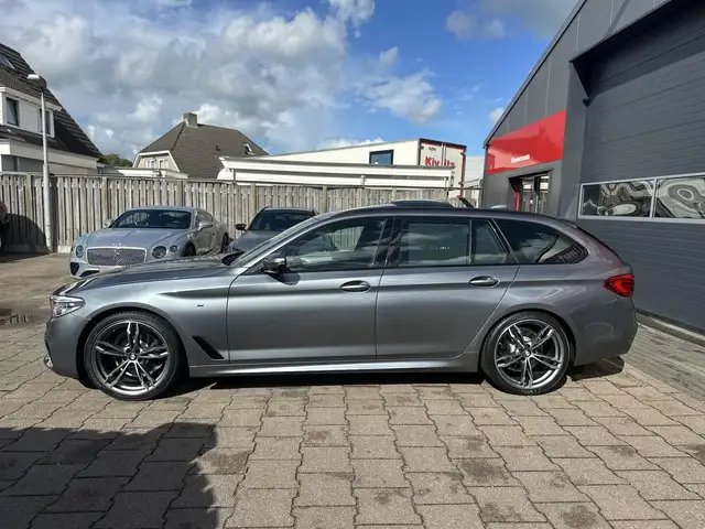 BMW 5 Series view 4