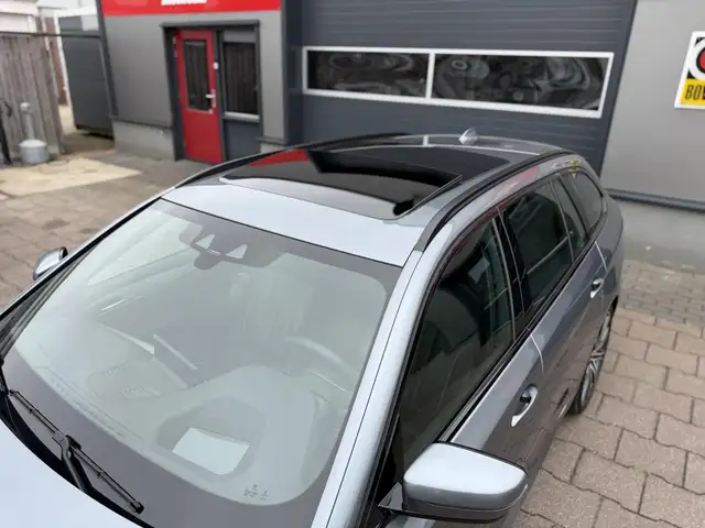 BMW 5 Series view 17