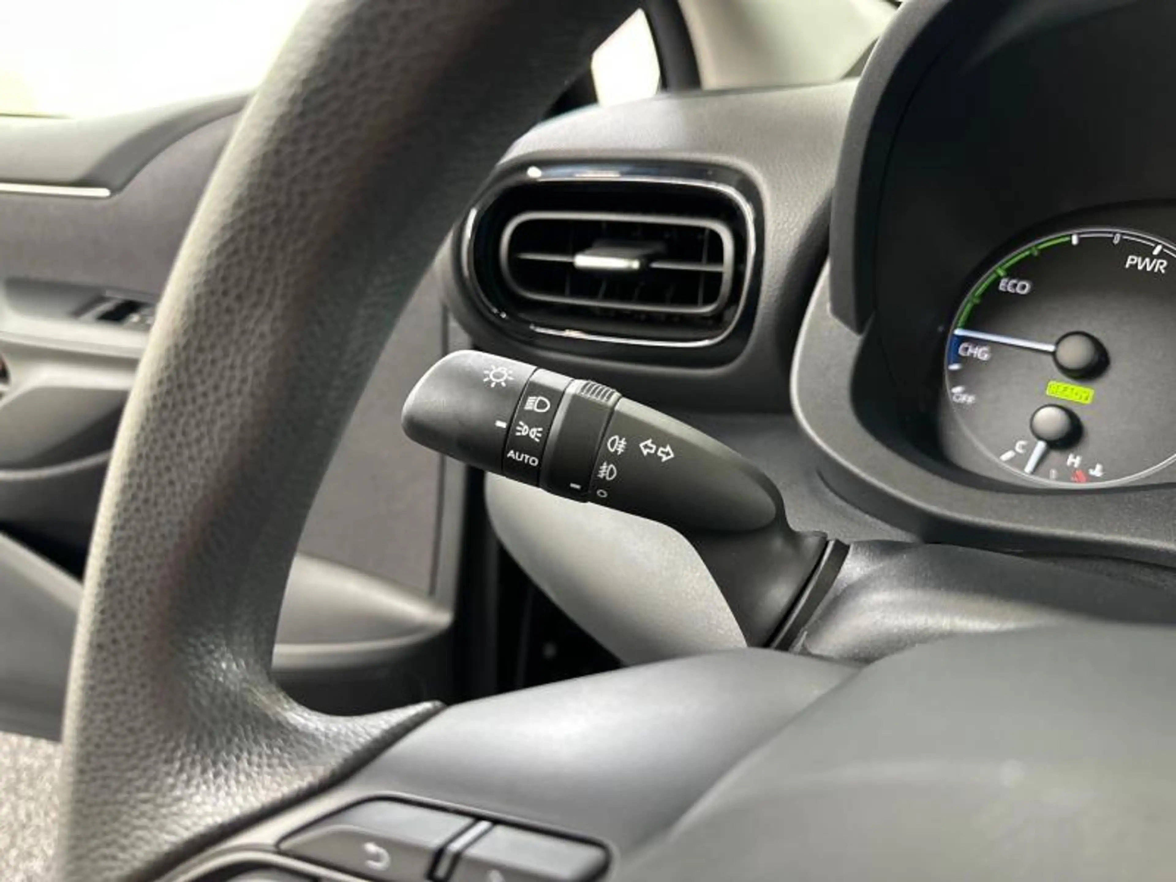 Toyota Yaris 116hp HEV | alu | carplay | camera — photo 23