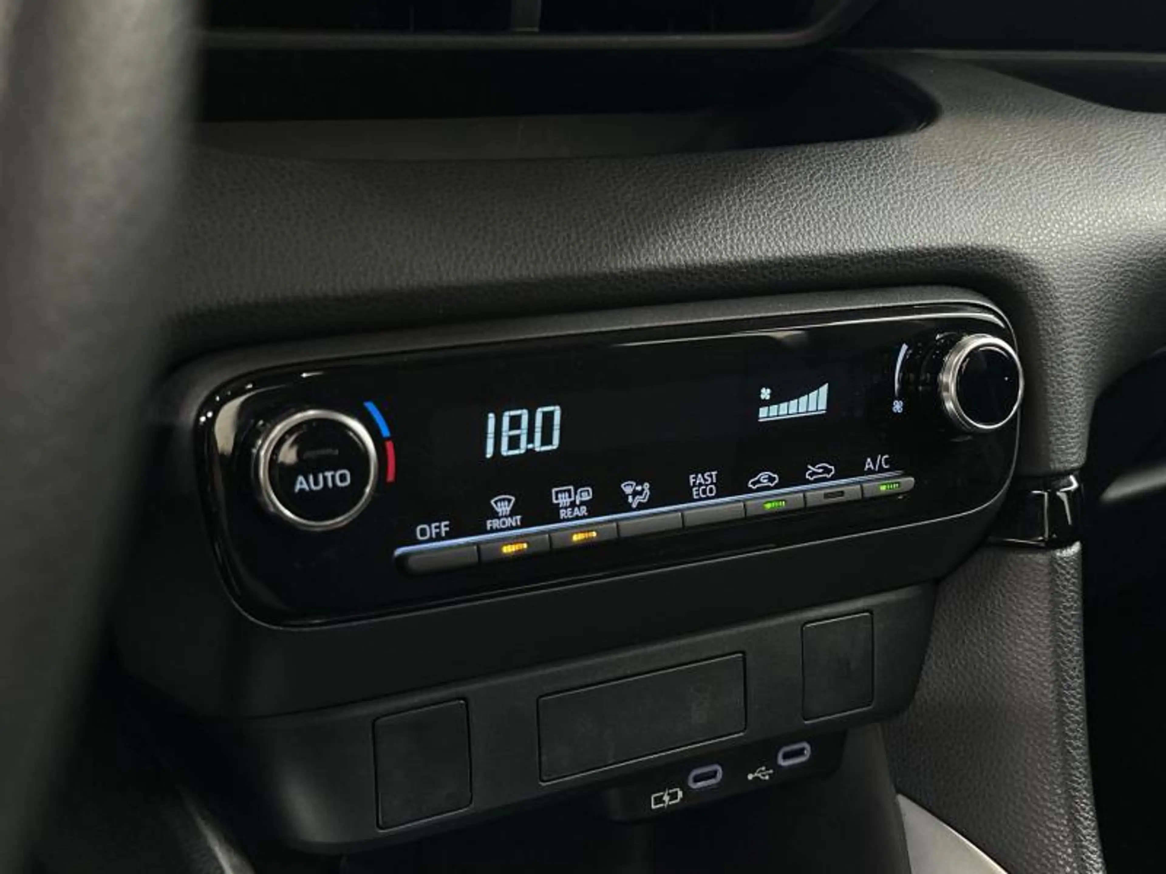 Toyota Yaris 116hp HEV | alu | carplay | camera — photo 25
