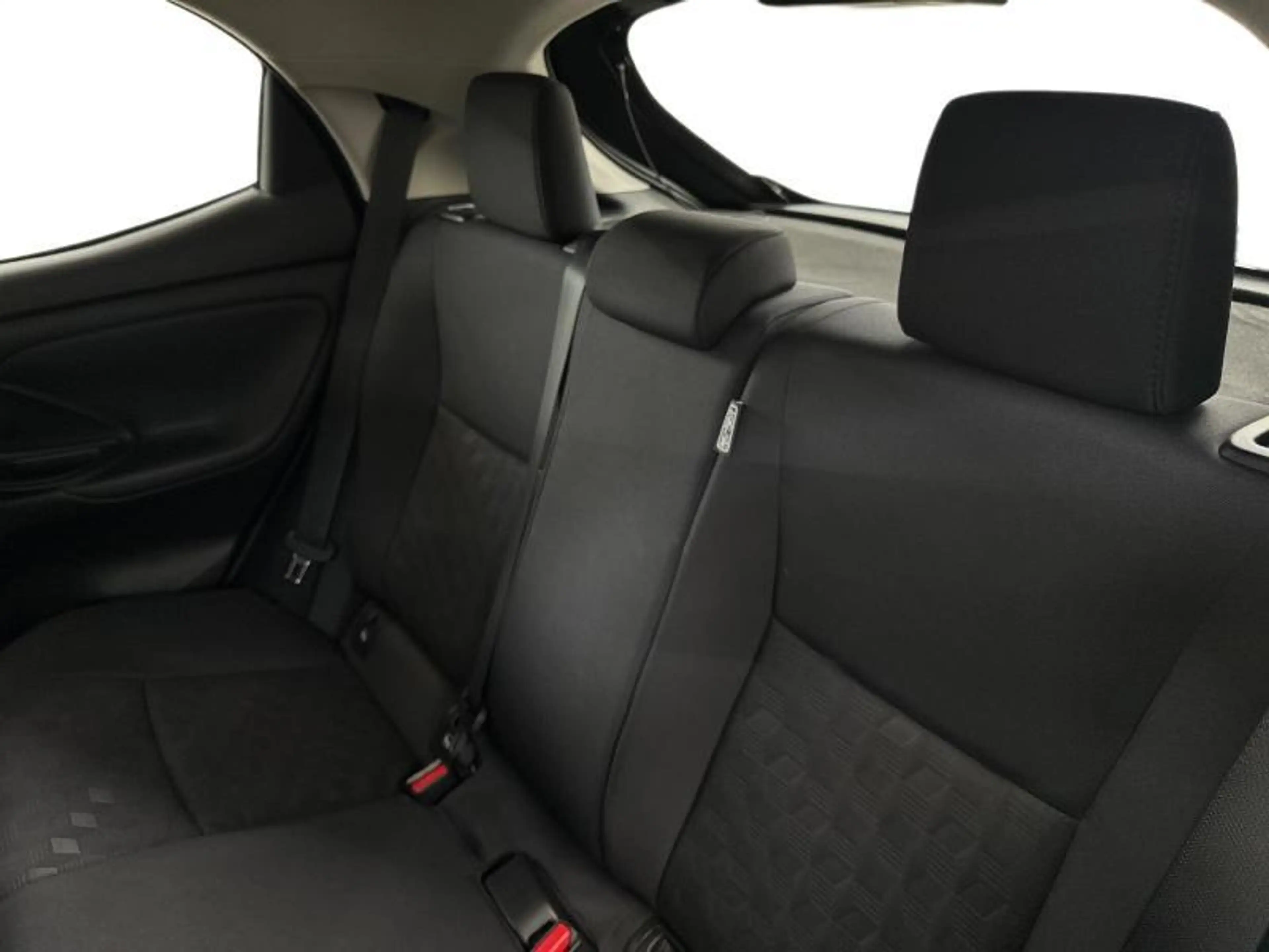 Toyota Yaris 116hp HEV | alu | carplay | camera — photo 12