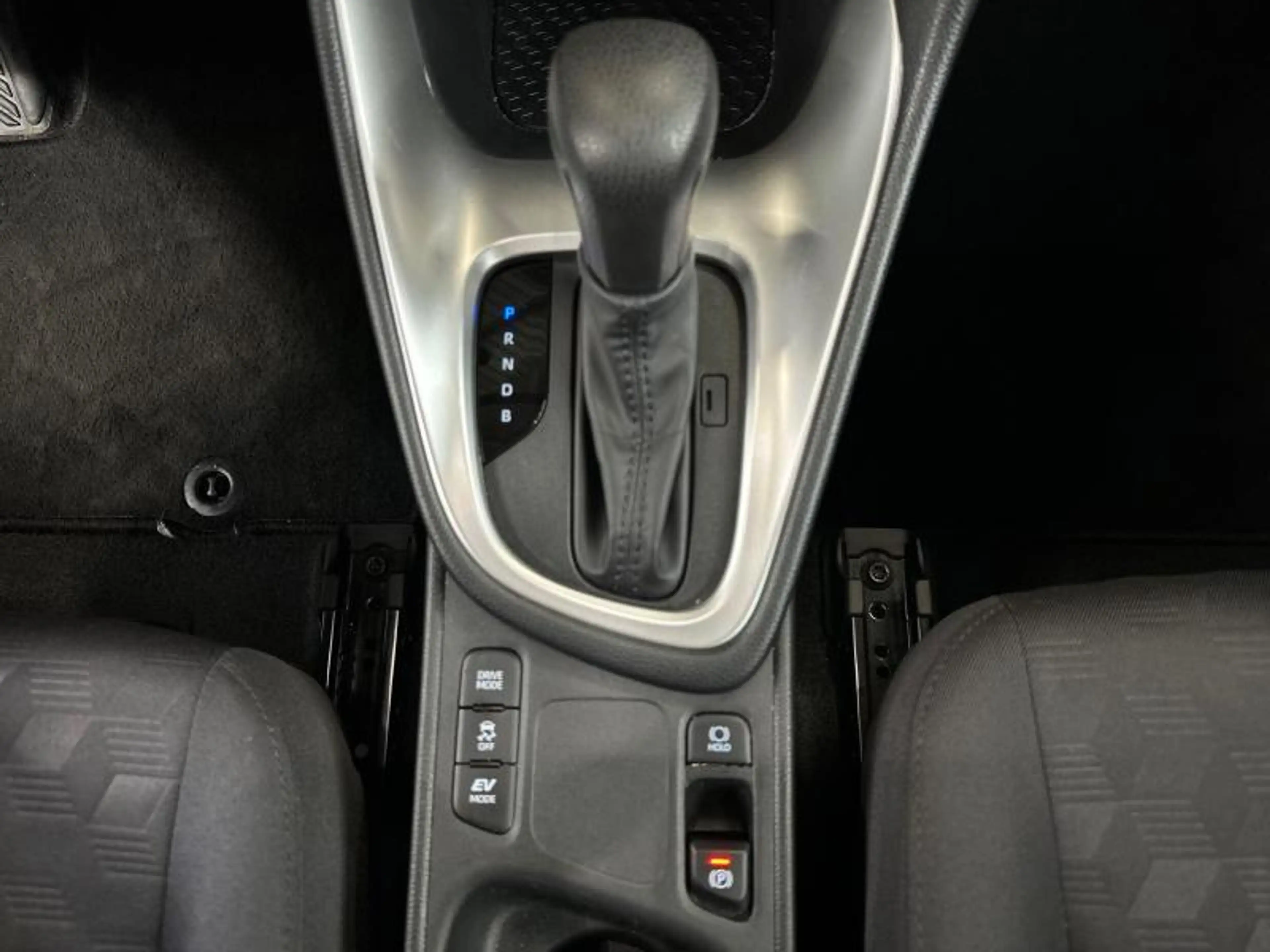 Toyota Yaris 116hp HEV | alu | carplay | camera — photo 27