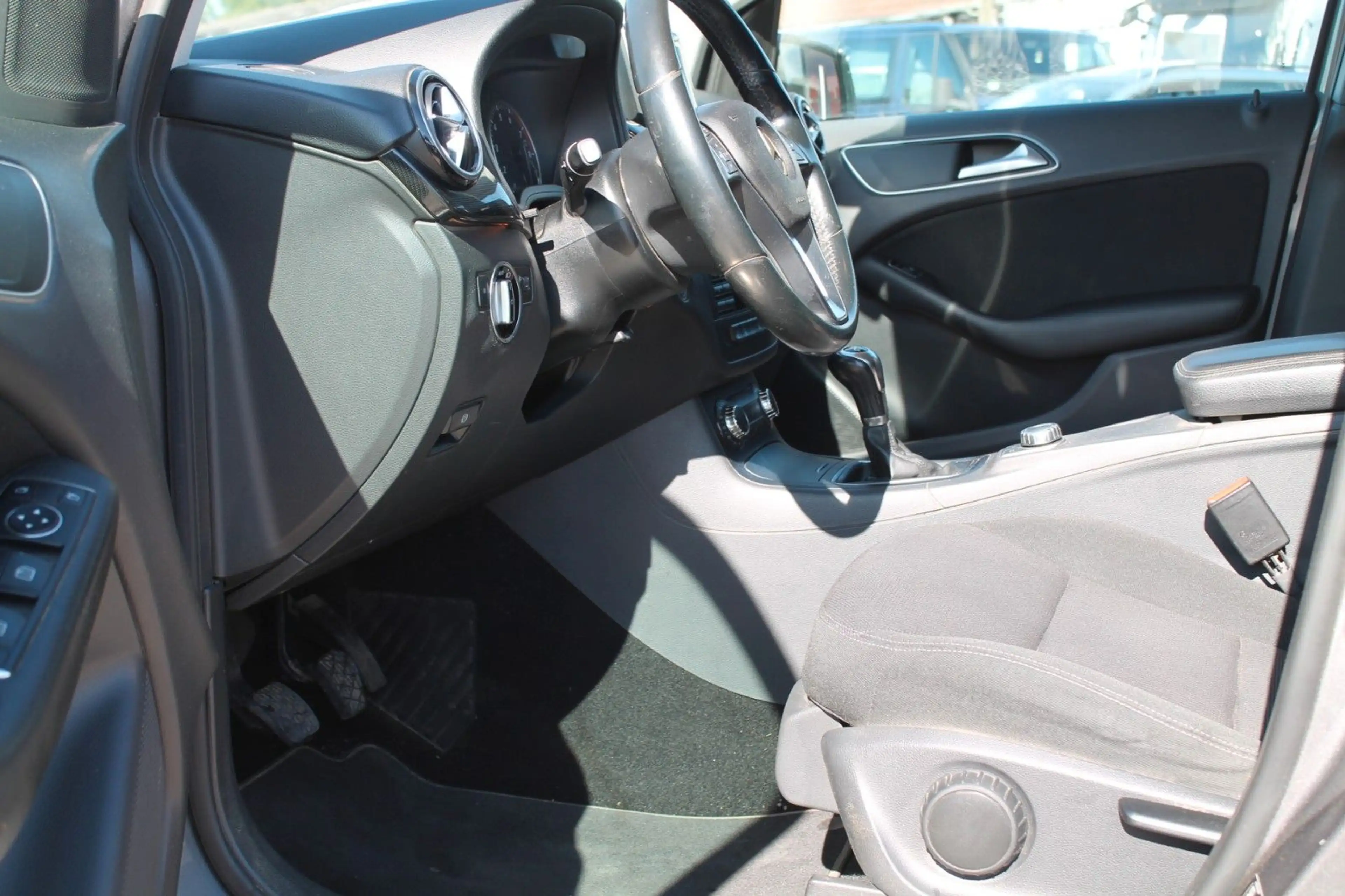 Mercedes-Benz B 200 /Klima/Navi/Anhängerkupplung/Standheizung/ — photo 13