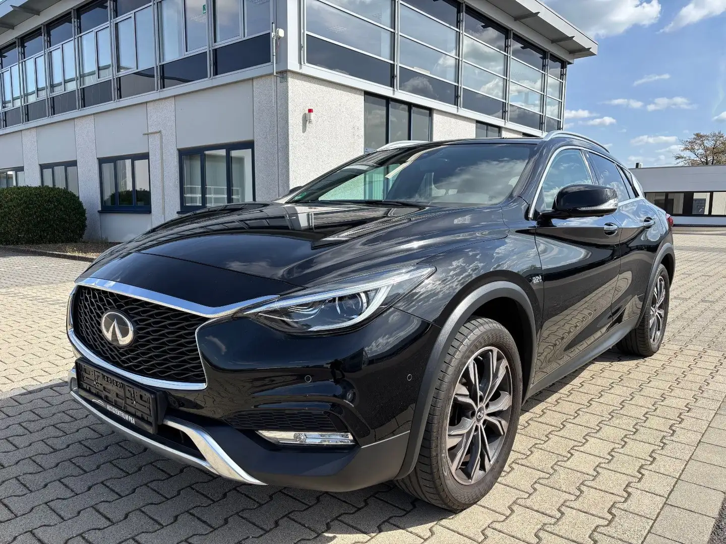 Infiniti Q30 2.2 d AWD Premium LEDER PANORAMA AHK Schwarz - 2