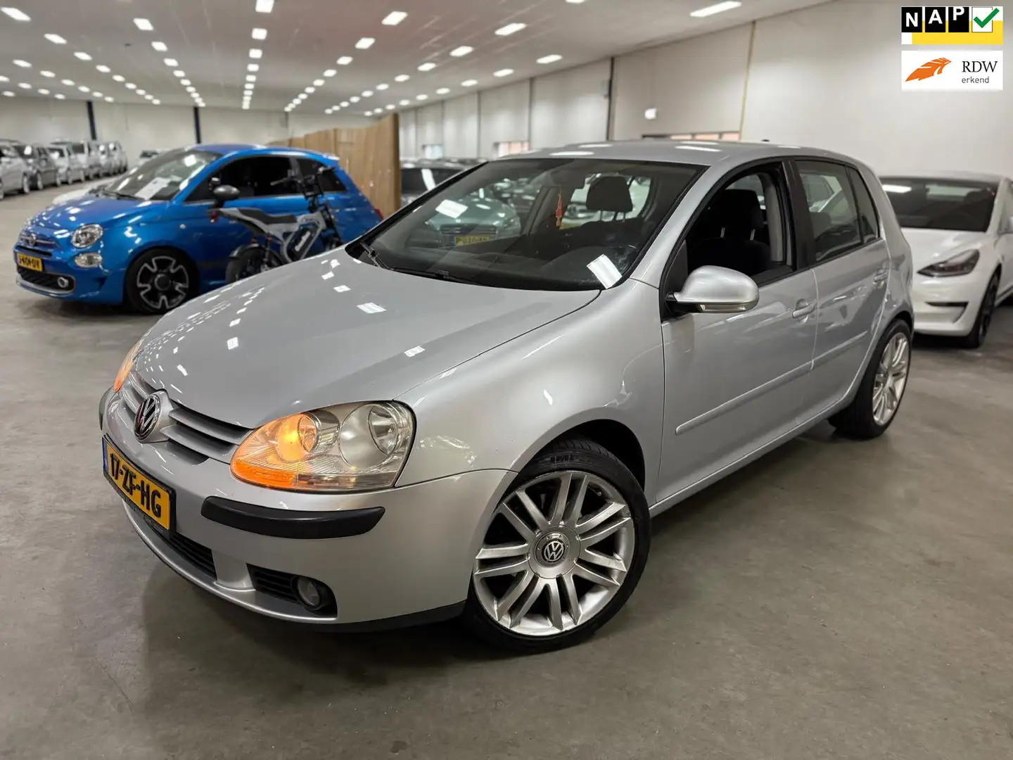 Volkswagen Golf 1.6 Optive 4 / MOOIE UITVOERING / NAVI MULTIEMEDIA Gris - 1