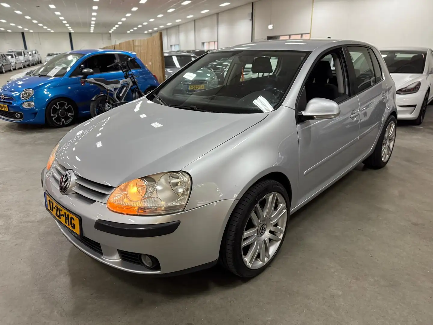 Volkswagen Golf 1.6 Optive 4 / MOOIE UITVOERING / NAVI MULTIEMEDIA Gris - 2