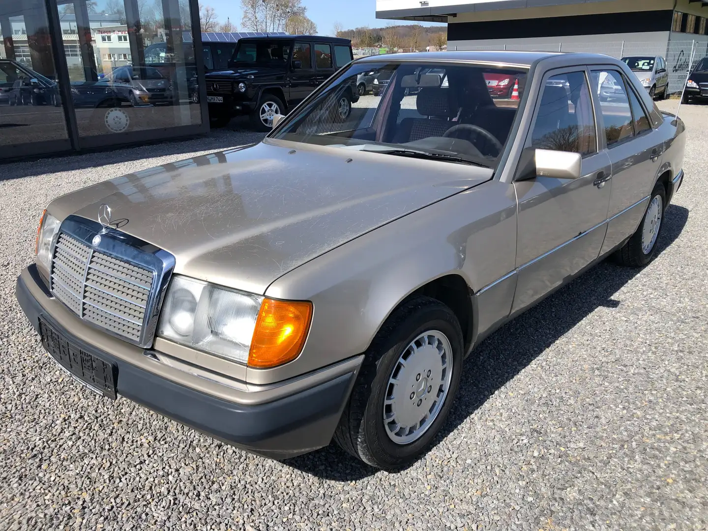 Mercedes-Benz 230 E*SHD*Sitzheizung*Sportsitze Karo Braun* Silber - 1