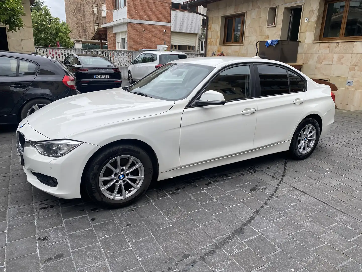 BMW 320 320d Essential Edition - 2