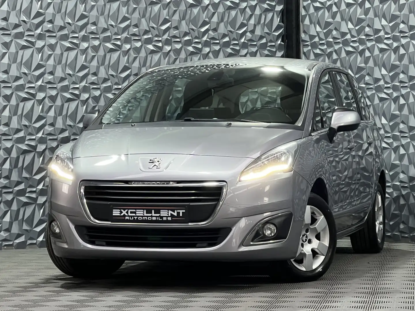 Peugeot 5008 1.2/GPS/7 PLACE/LED/BLEUTOOTH/GARANTIE 12 MOIS// Grey - 1
