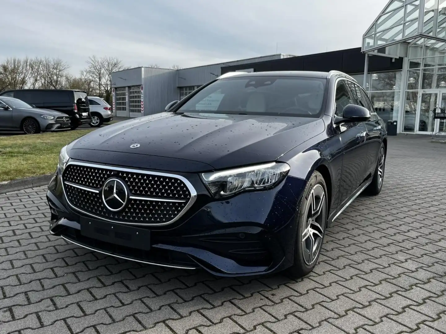 Mercedes-Benz E 220 d T-Modell AMG+AHK+DISTRONIC+KEYLESS+2 JAHRE GARAN Blau - 1