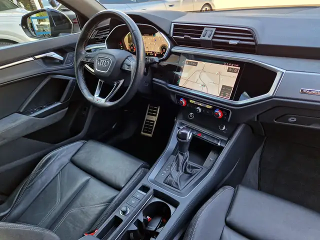 Audi Q3 view 8