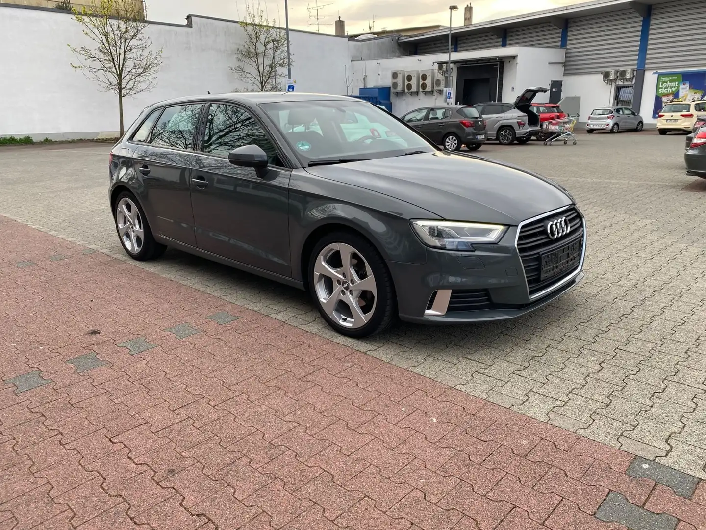Audi A3 1.6 TDI S tronic / 18" Alu/NAVI/LED Grau - 2