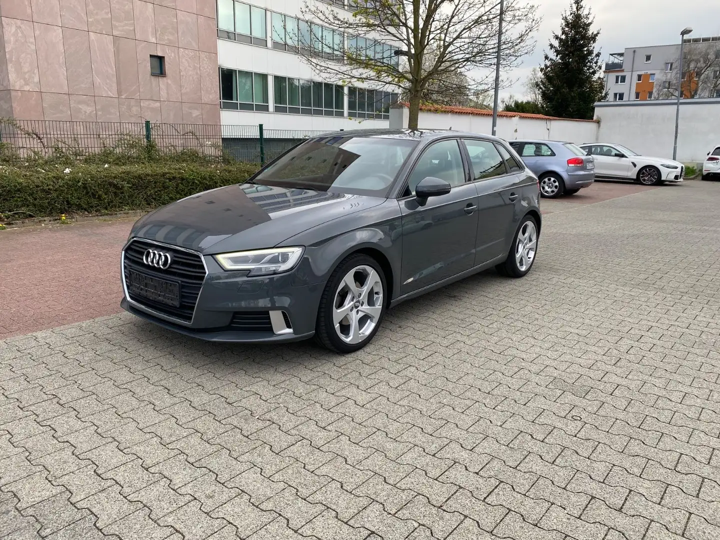 Audi A3 1.6 TDI S tronic / 18" Alu/NAVI/LED Grau - 1