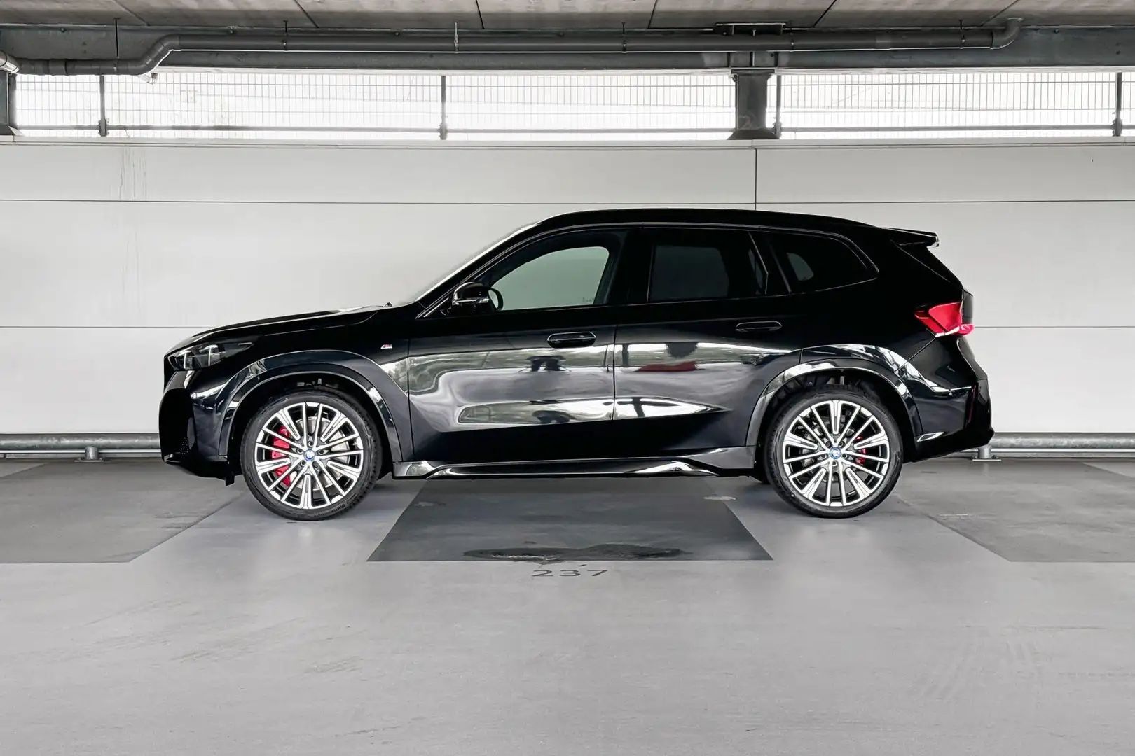 BMW iX1 eDrive20 67 kWh | Glazen panoramadak | Stuurwielra Zwart - 2