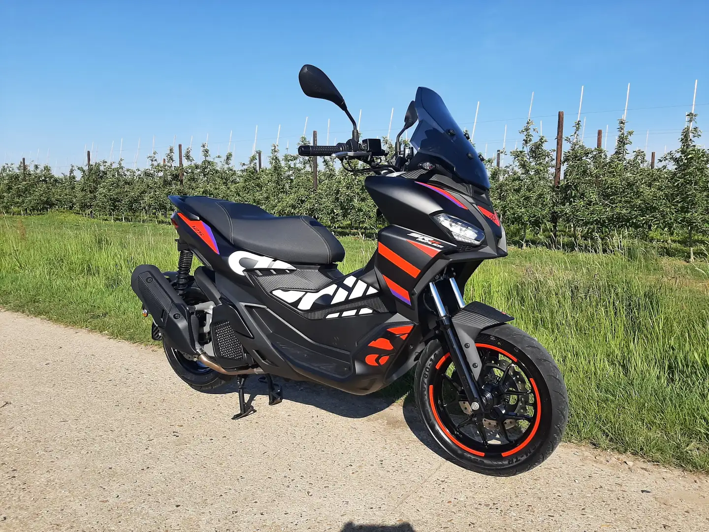 Aprilia SR GT 125 GP Replica crna - 1