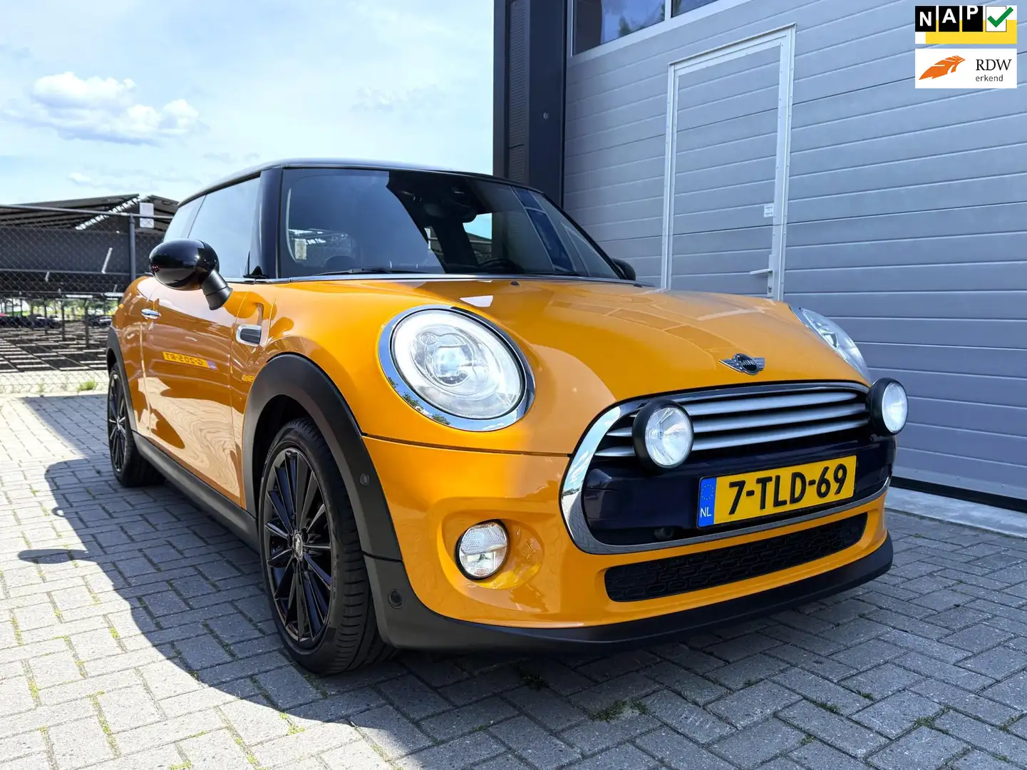 MINI Cooper Mini 1.5 Chili NAVI Pro - LED - Head-Up Display - Oranje - 1