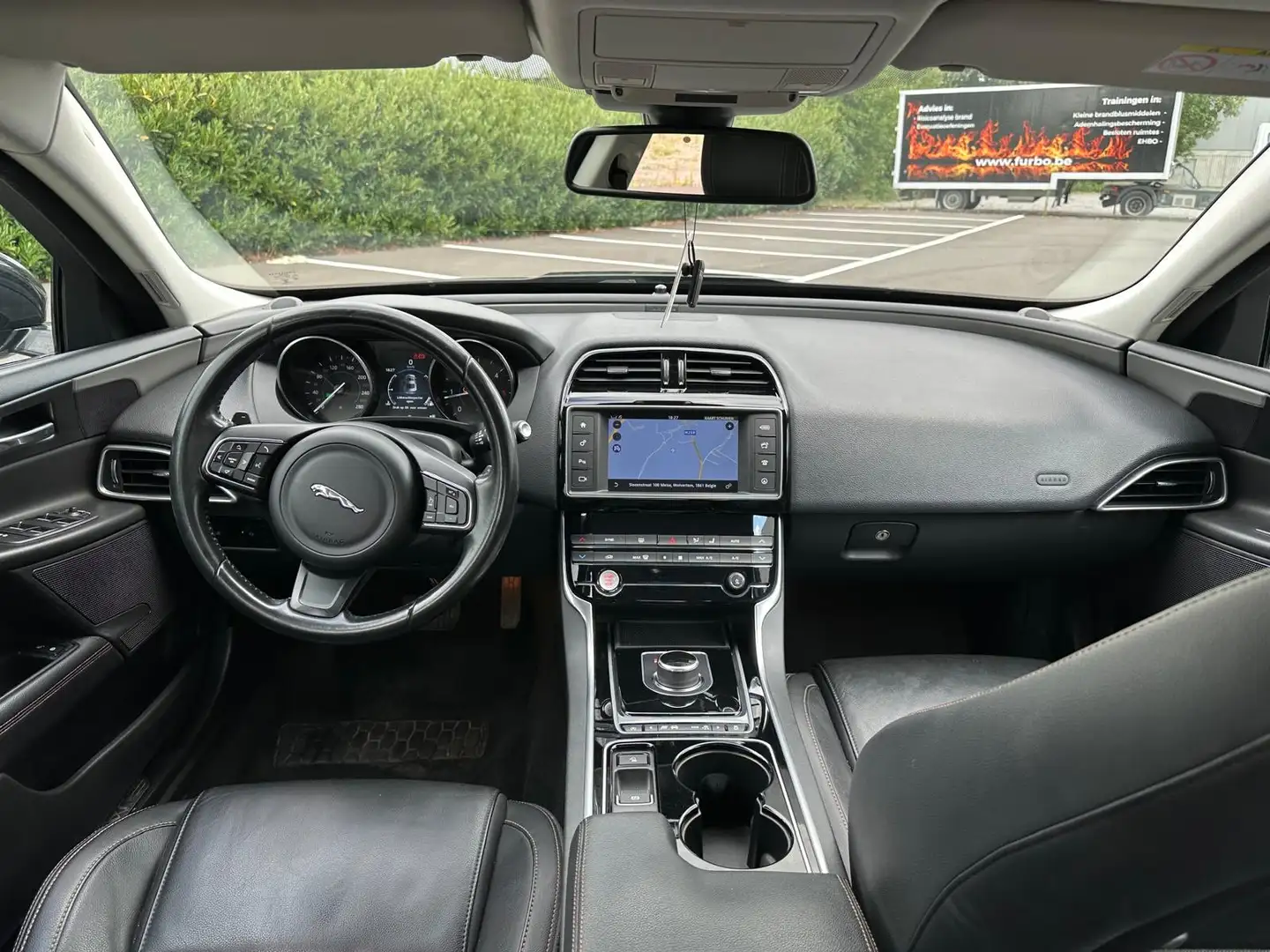 Jaguar XE 2.0 D Prestige - 2