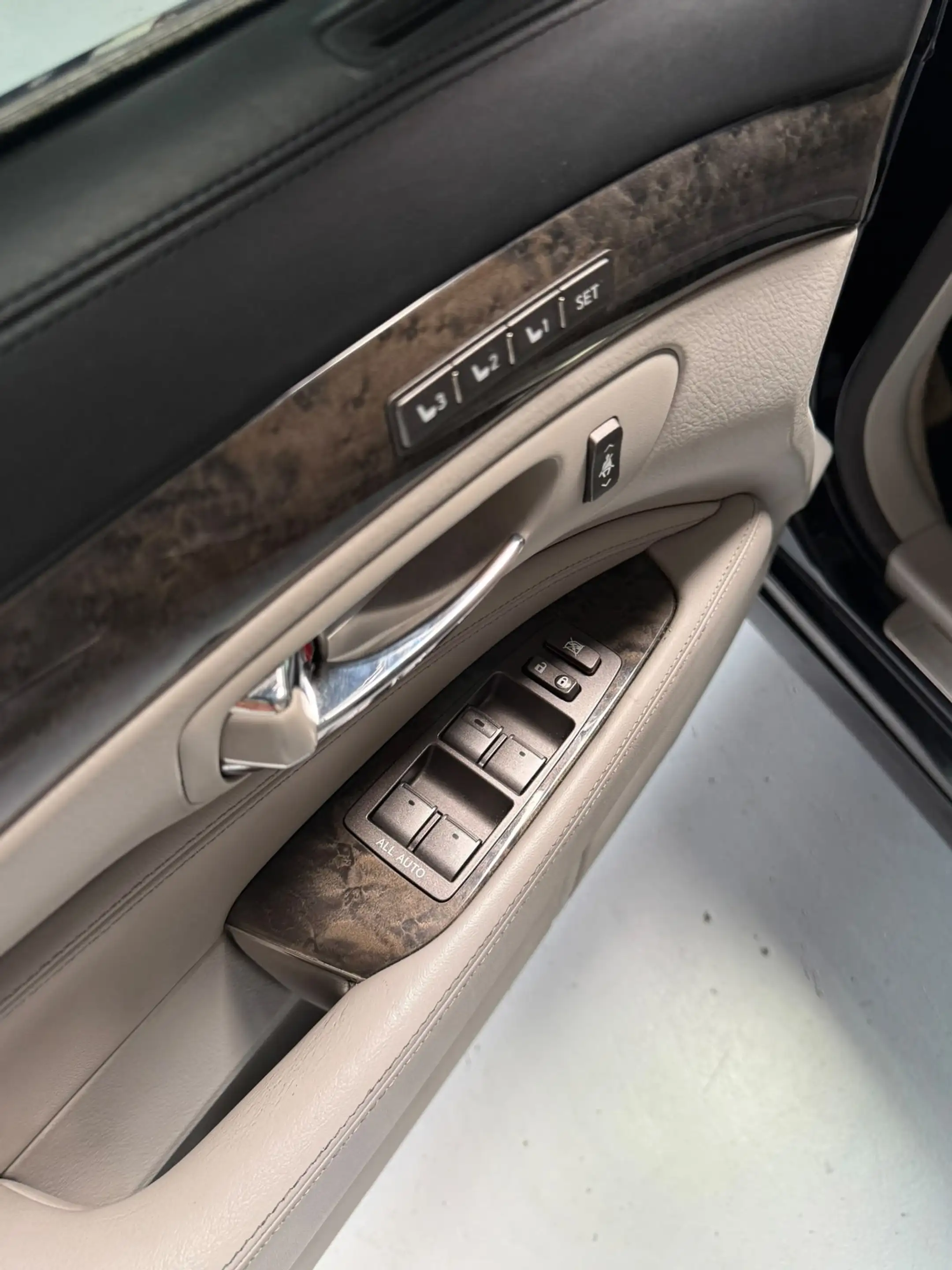 Lexus LS 600 600h Executive — photo 14