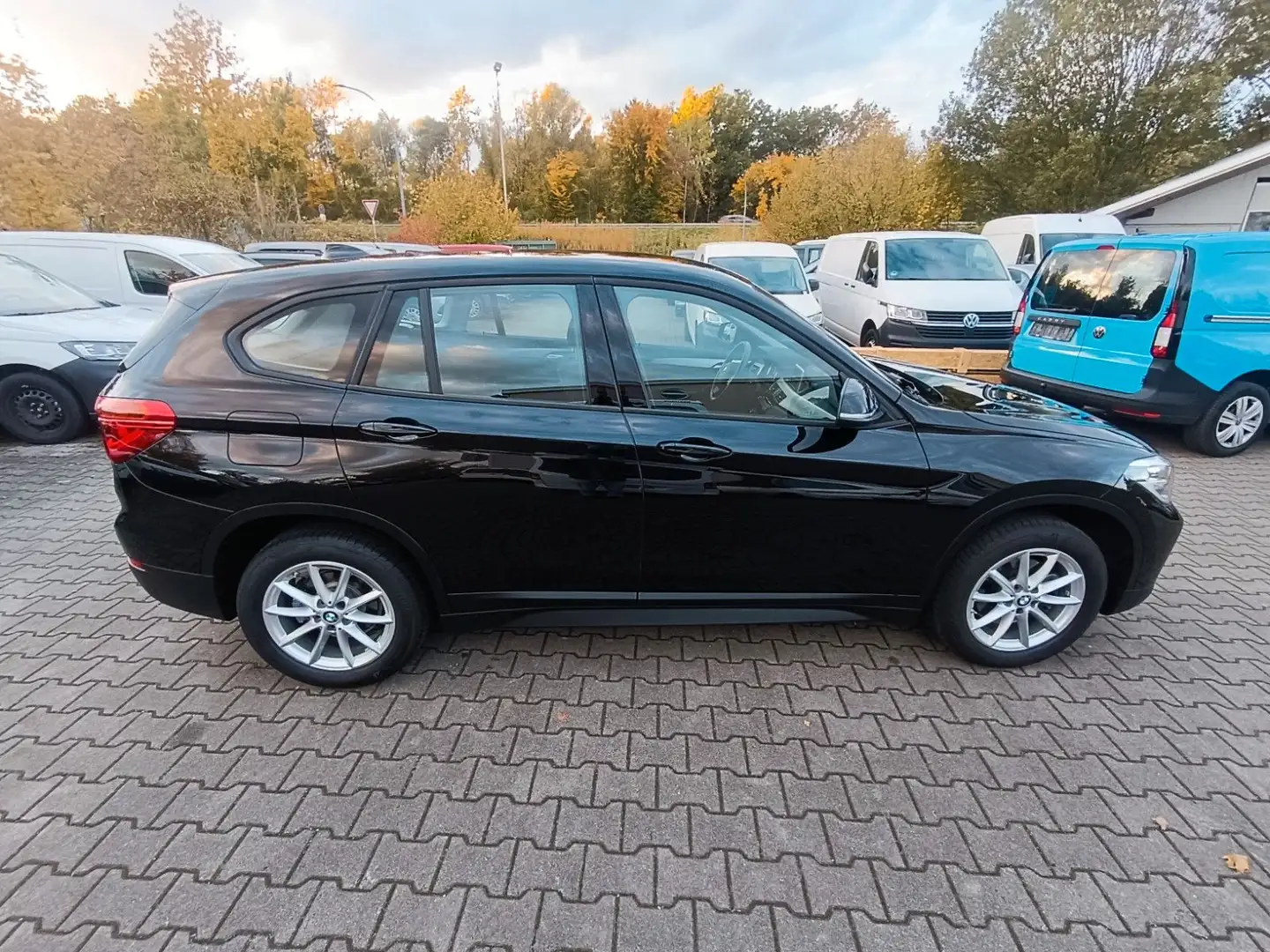 BMW X1 sDrive 18 i Advantage Schwarz - 2