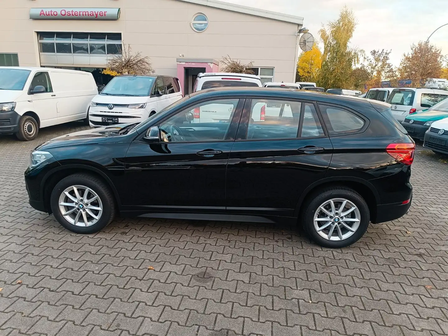 BMW X1 sDrive 18 i Advantage Schwarz - 1