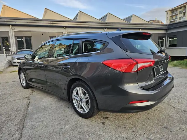 Ford Focus view 6