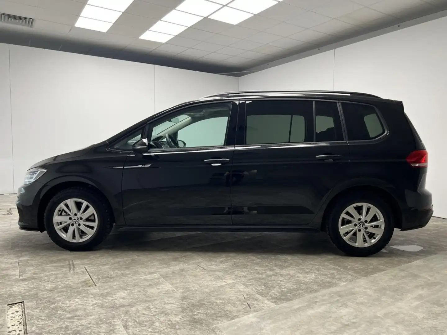 Volkswagen Touran 1.5 TSI DSG R-Line 7-Sitzer Klima Einparkhilfe Zwart - 2