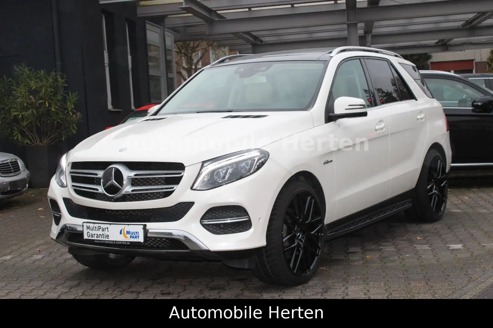 Mercedes-Benz GLE 400 4Matic*AMG*DISTR*PANO*KAMERA*ALU22"*TOP! Белый - 1