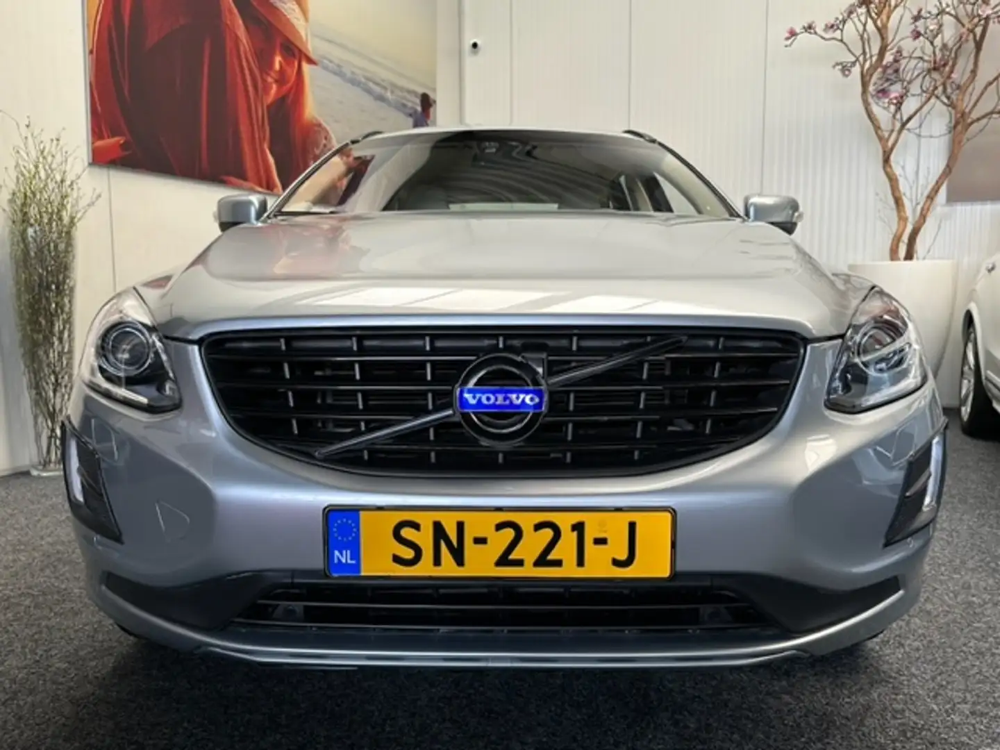 Volvo XC60 3.0 T6 AWD MOMENTUM NIEUWE APK YOUNGTIMER ! LEDER Grijs - 2