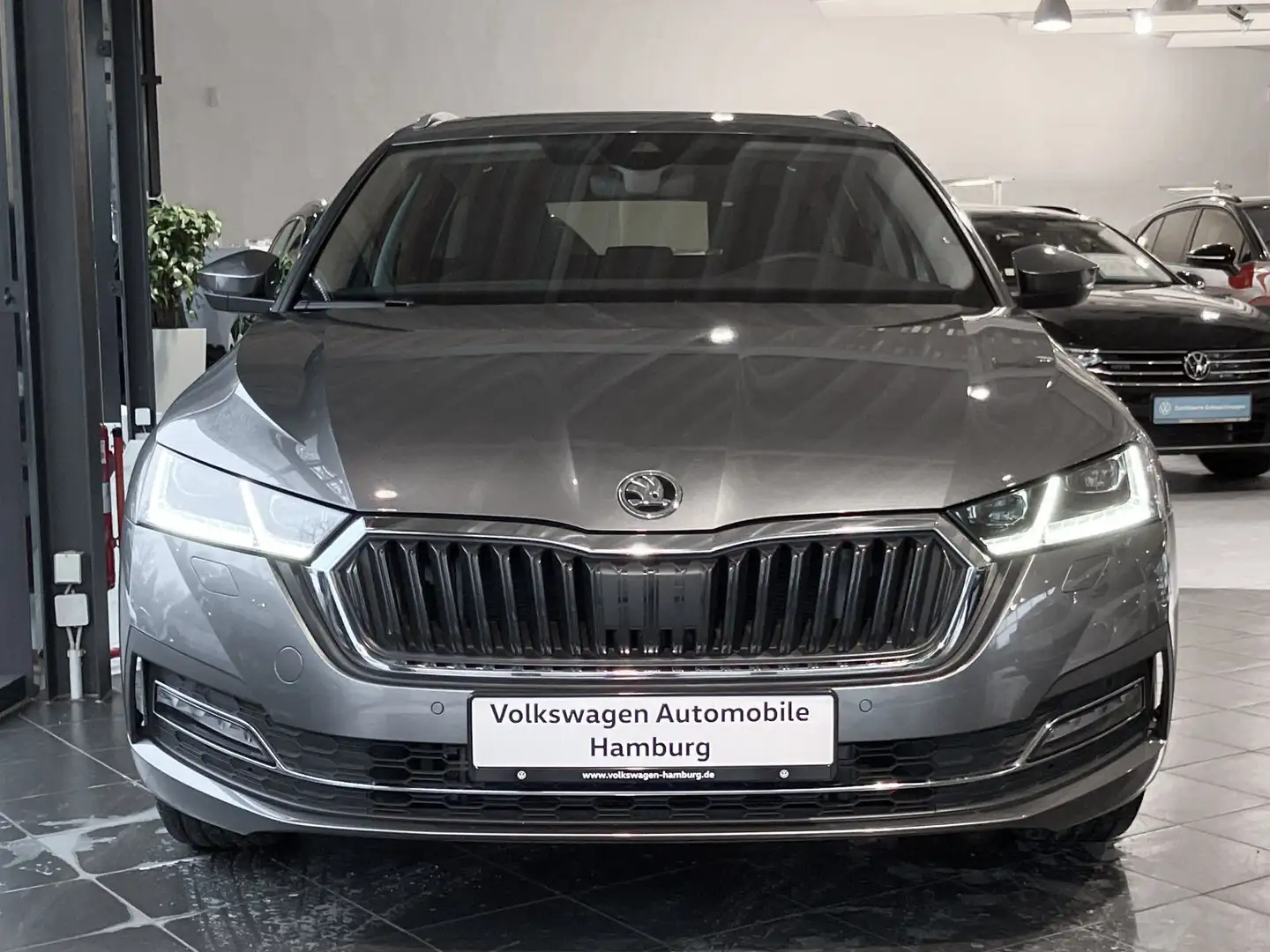 Skoda Octavia Combi 2.0 TDI Style DSG AHK HeadUp Navi Grau - 2