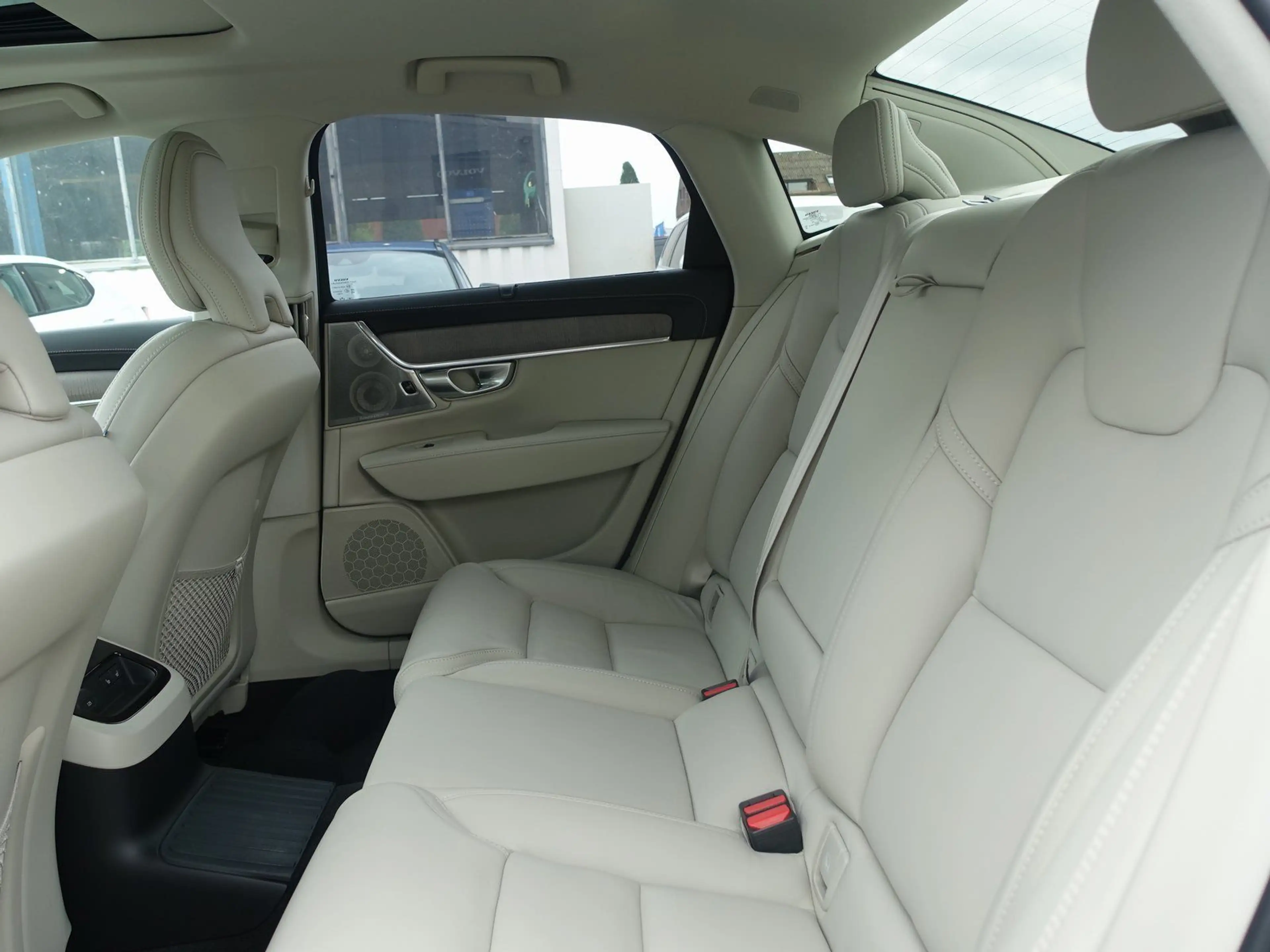 Volvo S90 Recharge T8 AWD Ultimate Bright — photo 10