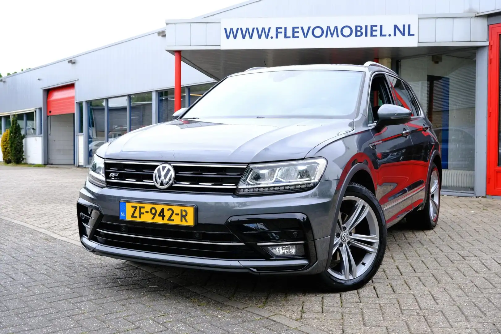 Volkswagen Tiguan 1.5 TSI 150pk ACT Highline R-Line Aut.Pano|1e Eig| Grey - 1