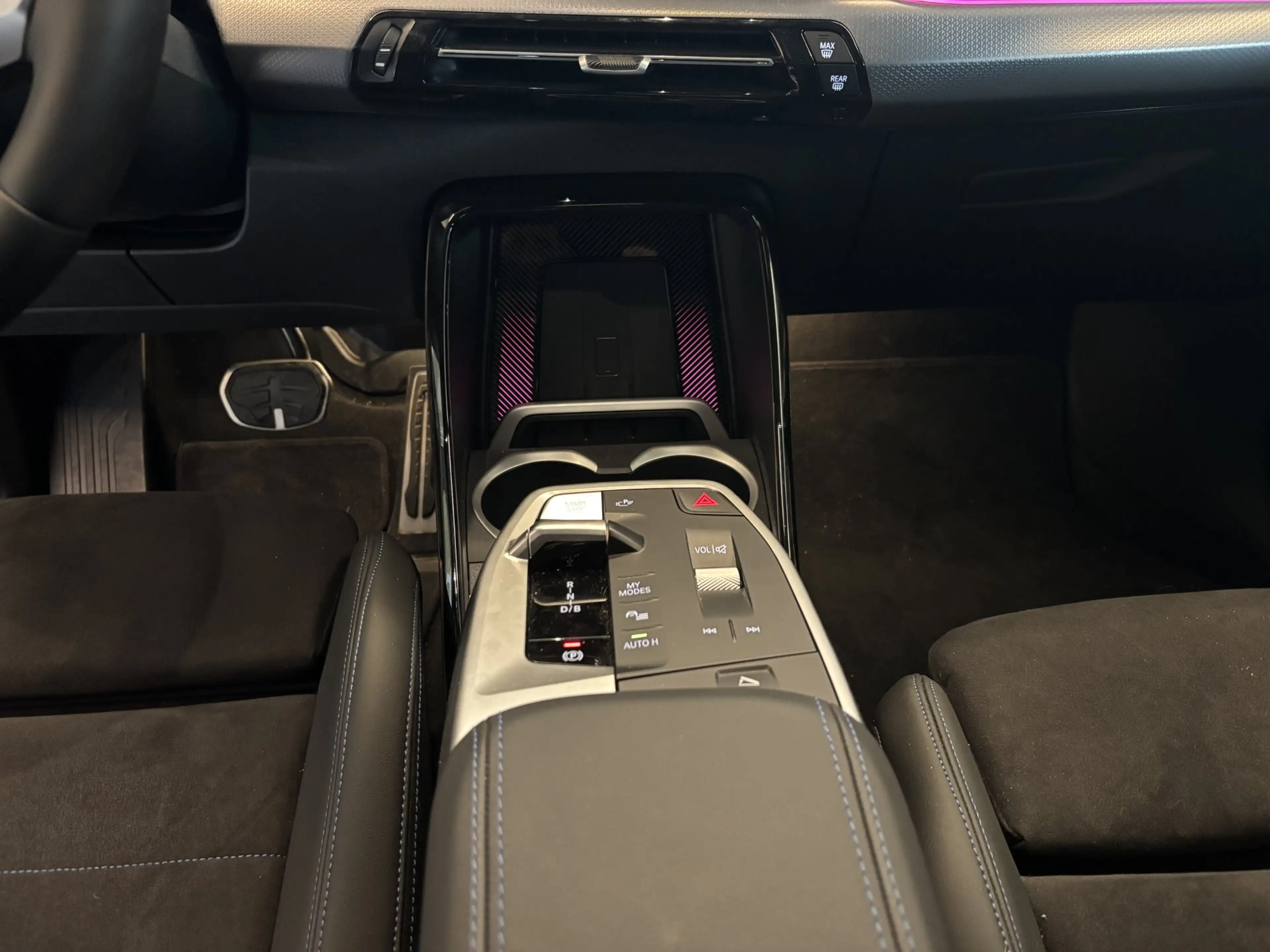 BMW iX1 eDrive20 — photo 12