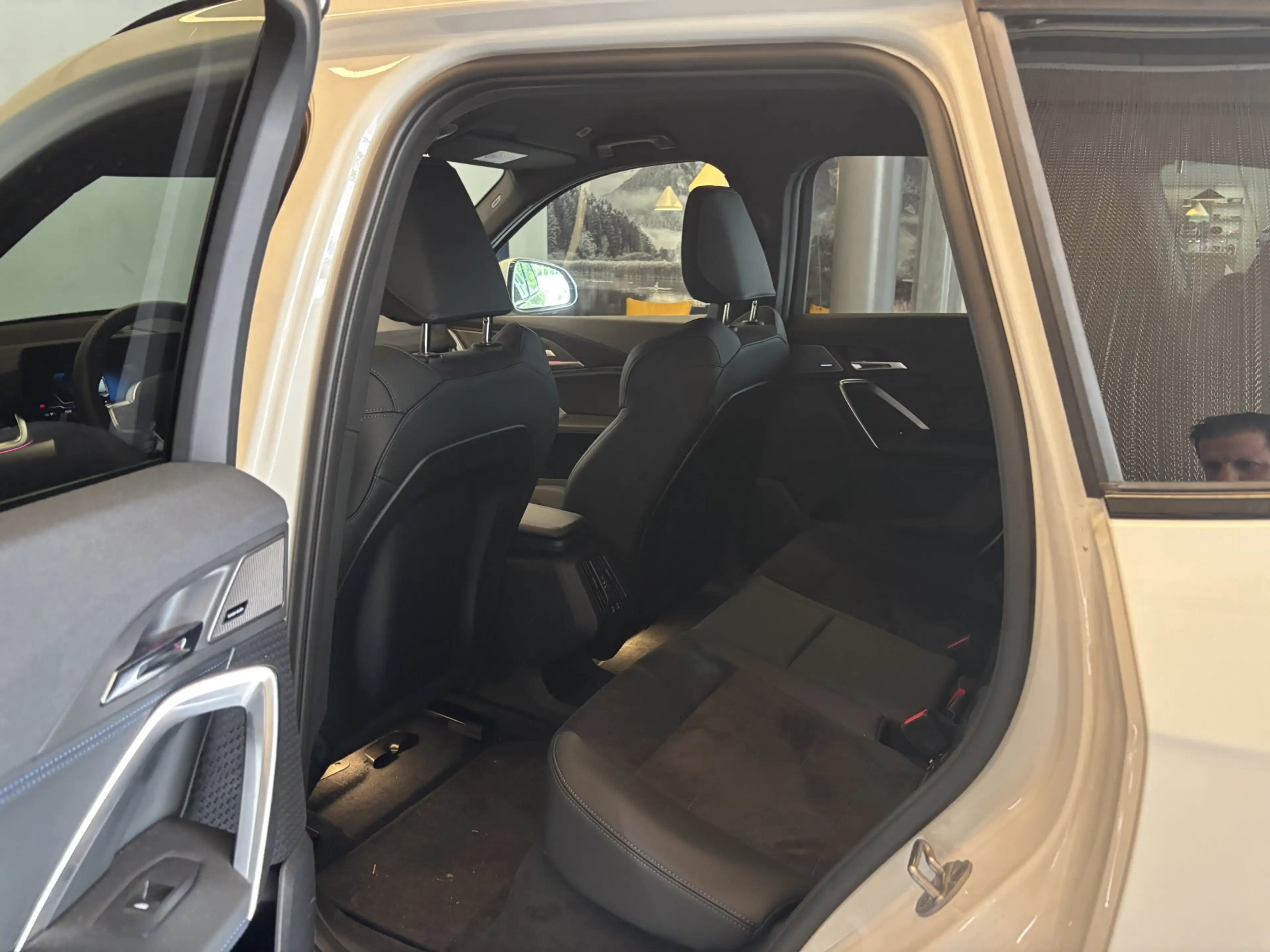 BMW iX1 eDrive20 — photo 13