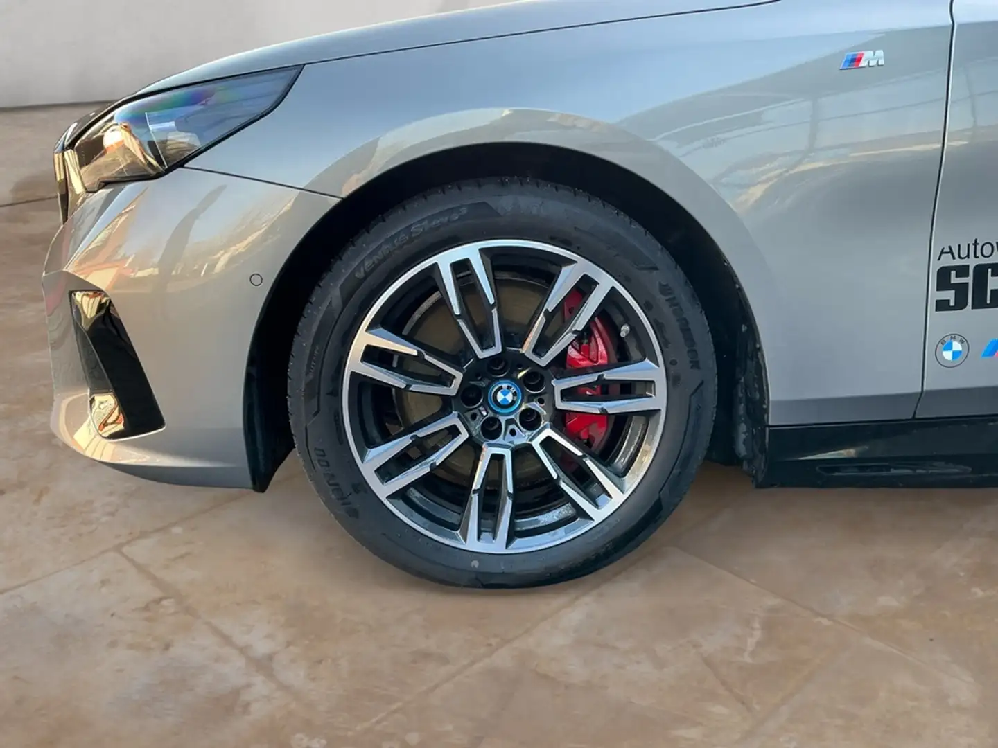 BMW i5 xDrive40 M Sportpaket ELEKTRO UPE 94.890 EUR Grau - 2