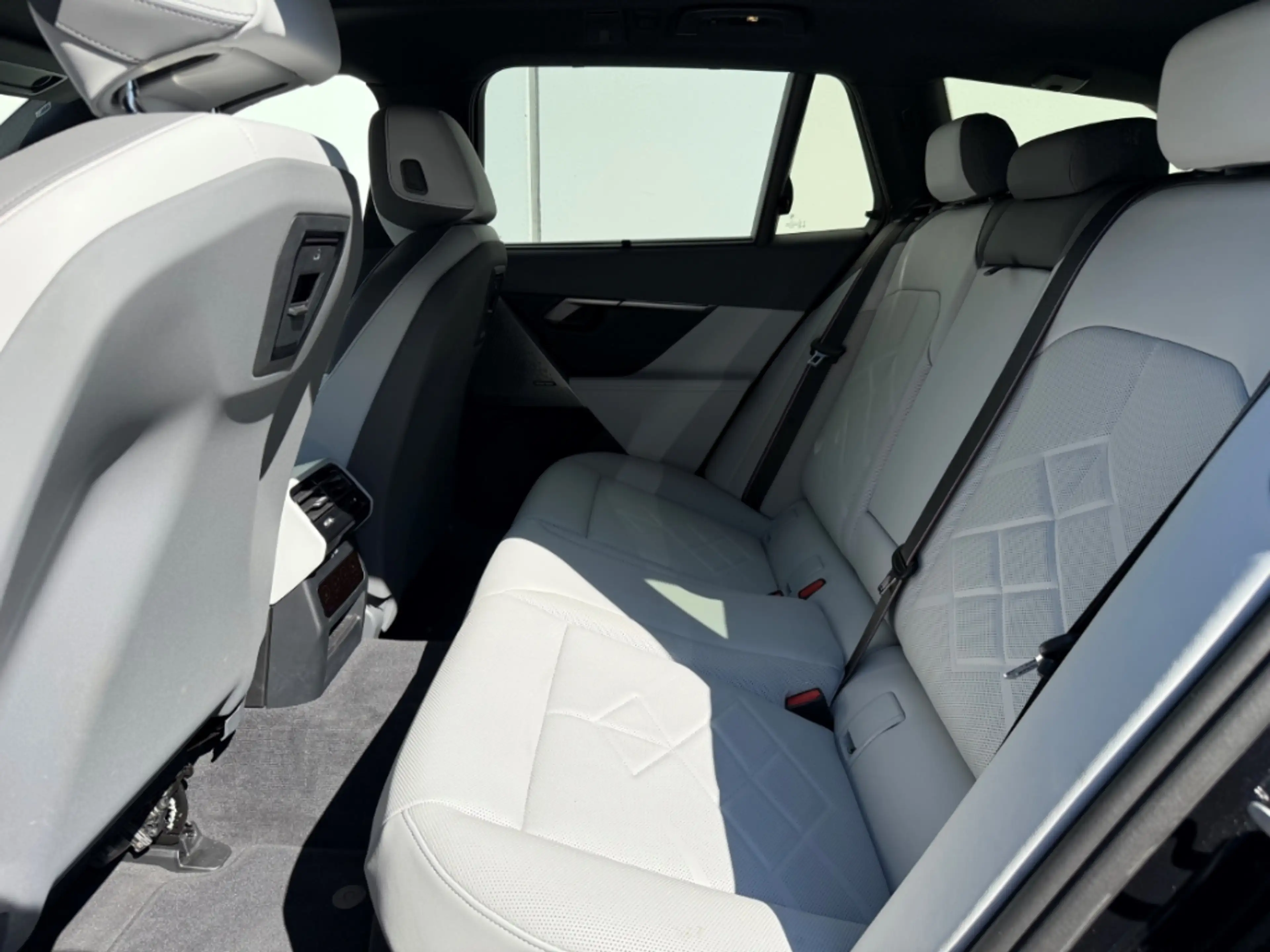 BMW 550 e xDrive Tour. M-Sport Sportpaket HUD AD AHK-el. k — photo 13