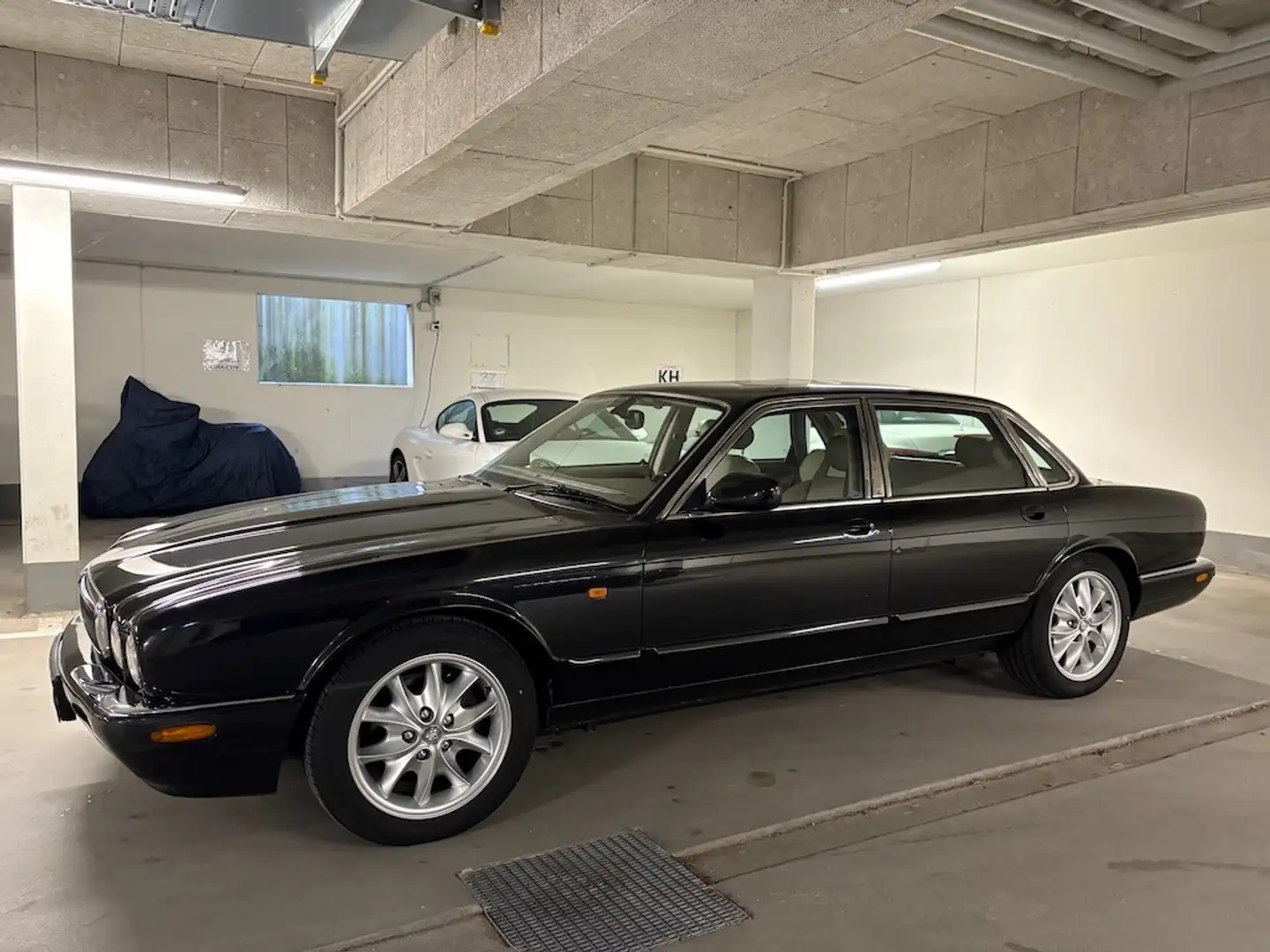 Jaguar XJ8 4.0 V8 Executive*1.Hd*alle Extras**Historie Schwarz - 2